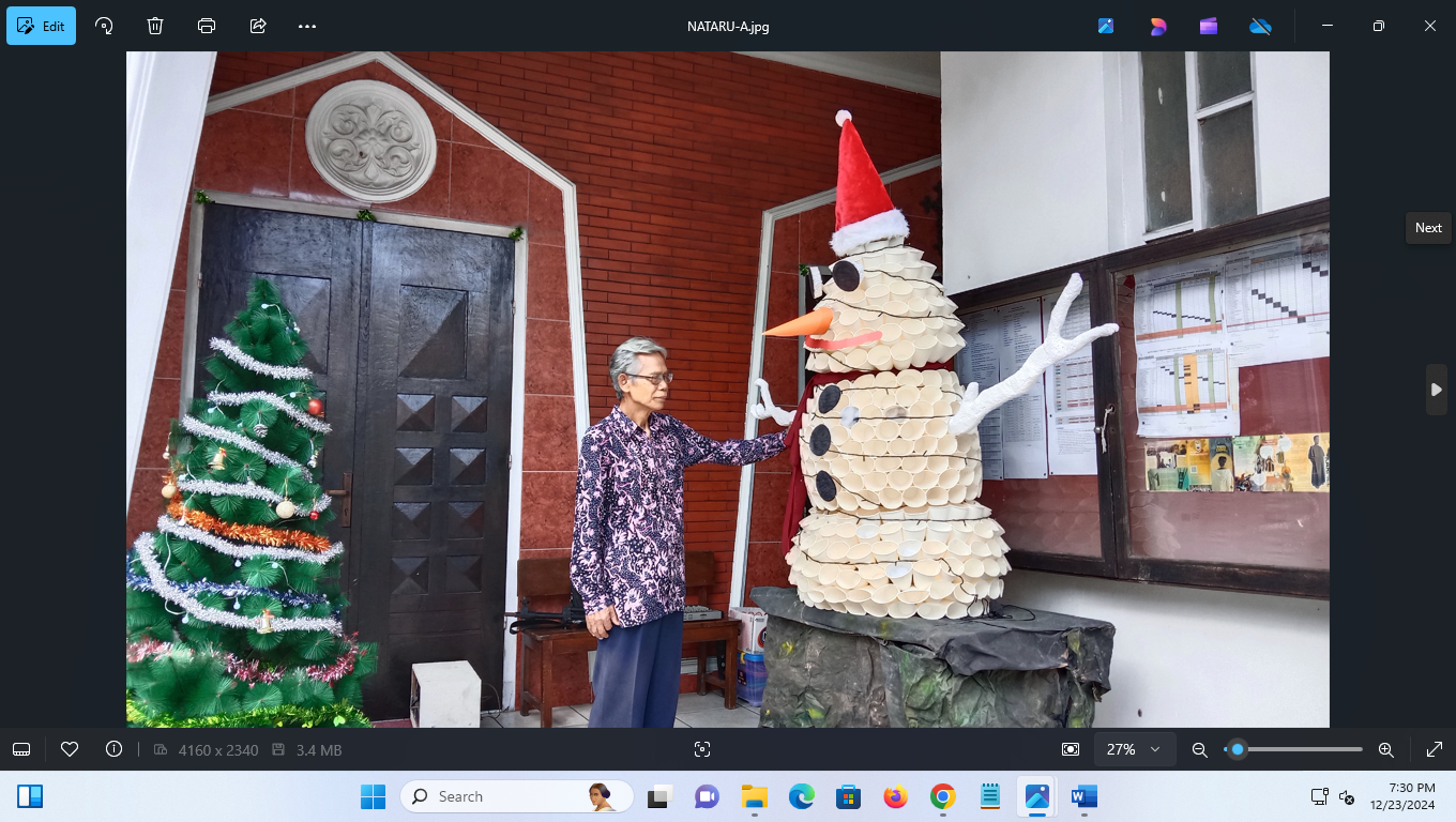 VACHRI RINALDY L/RADAR KUDUS SEMANGAT NATAL: Pernak-pernik Natal dari gelas kertas dipajang di depan Gereja Katolik Santo Petrus dan Paulus (23/12).