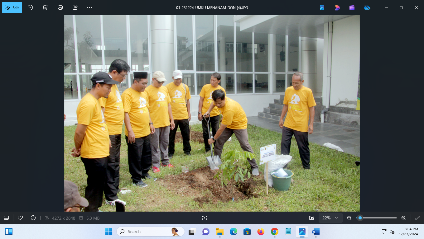 HIJAUKAN ALAM: Rektor UMKU Edy Soesanto dan sejumlah pejabat melakukan penanaman pohon penghijuan kawasan kampus (23/12). (DONNY SETYAWAN/RADAR PATI)