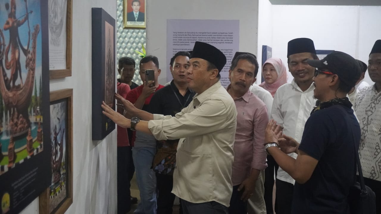 SENI: Pj Bupati Jepara Edy Supriyanta melihat hasil sayembara desain Monumen Ratu Kalinyamat yang dipamerkan.