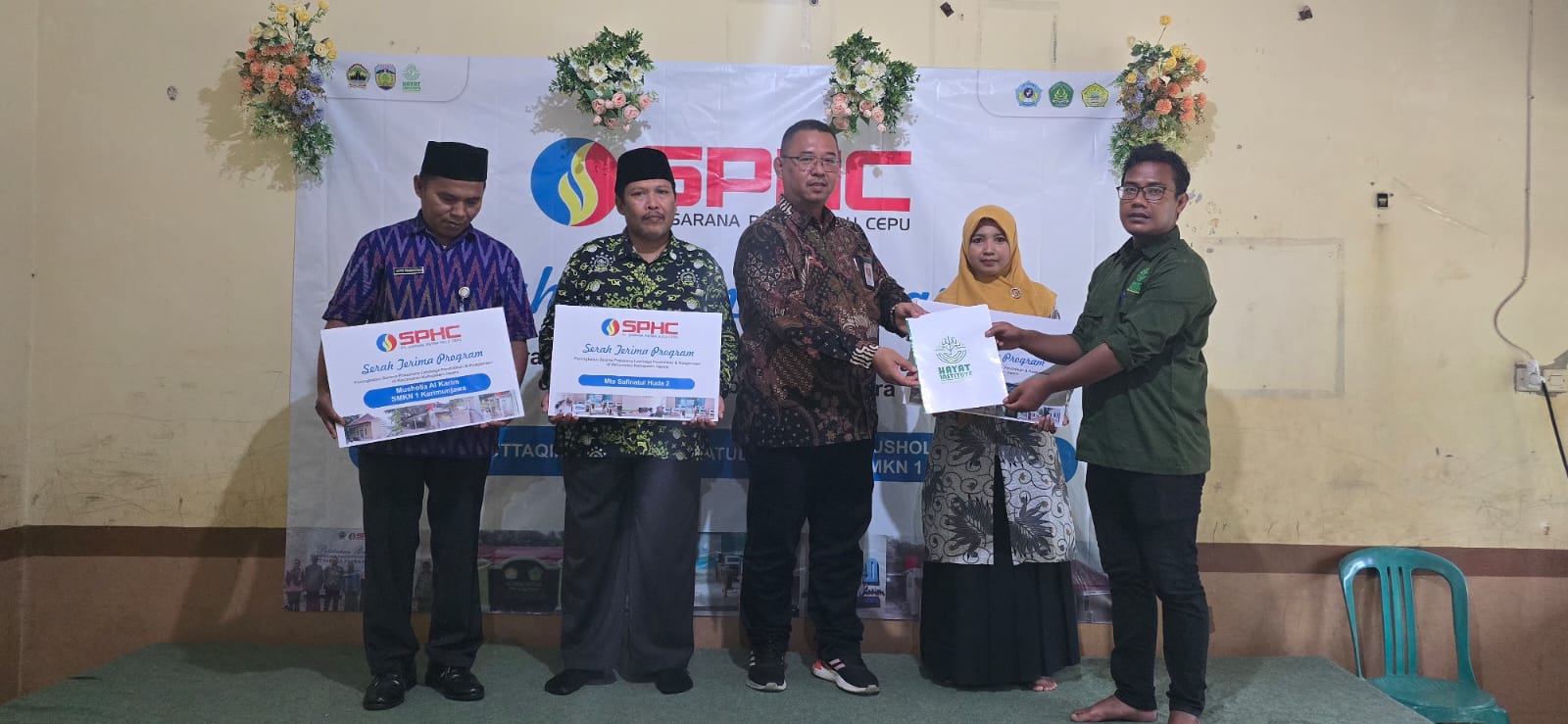 PENDIDIKAN: Proses penyerahan CSR untuk tiga lembaga pendidikan di Karimunjawa.