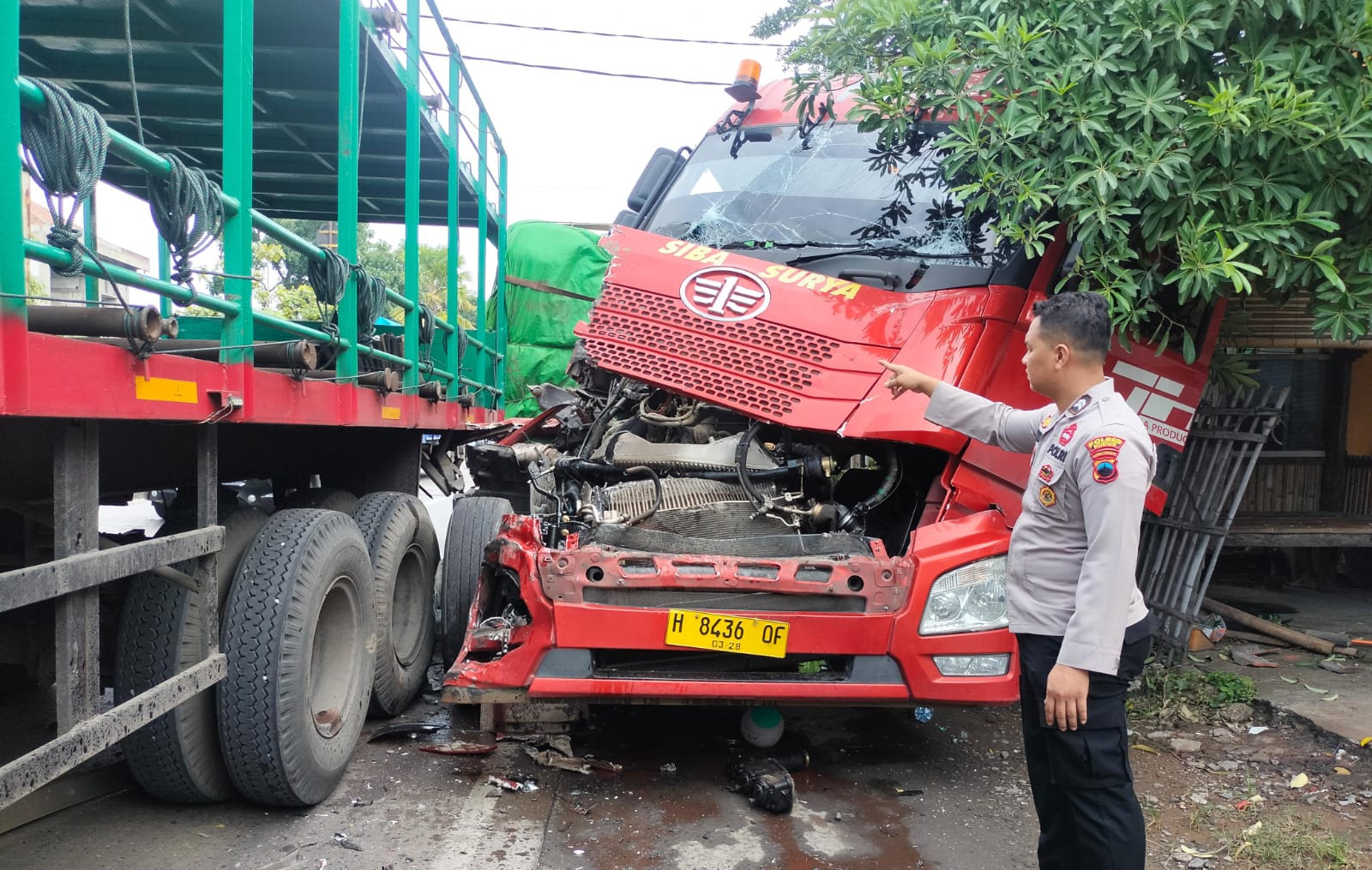 DIEVAKUASI: Polisi menunjukkan truk yang mengalami kecelakaan beruntun di jalan lingkar timur, Desa Jepang, Mejobo. (SATLANTAS UNTUK RADAR PATI)