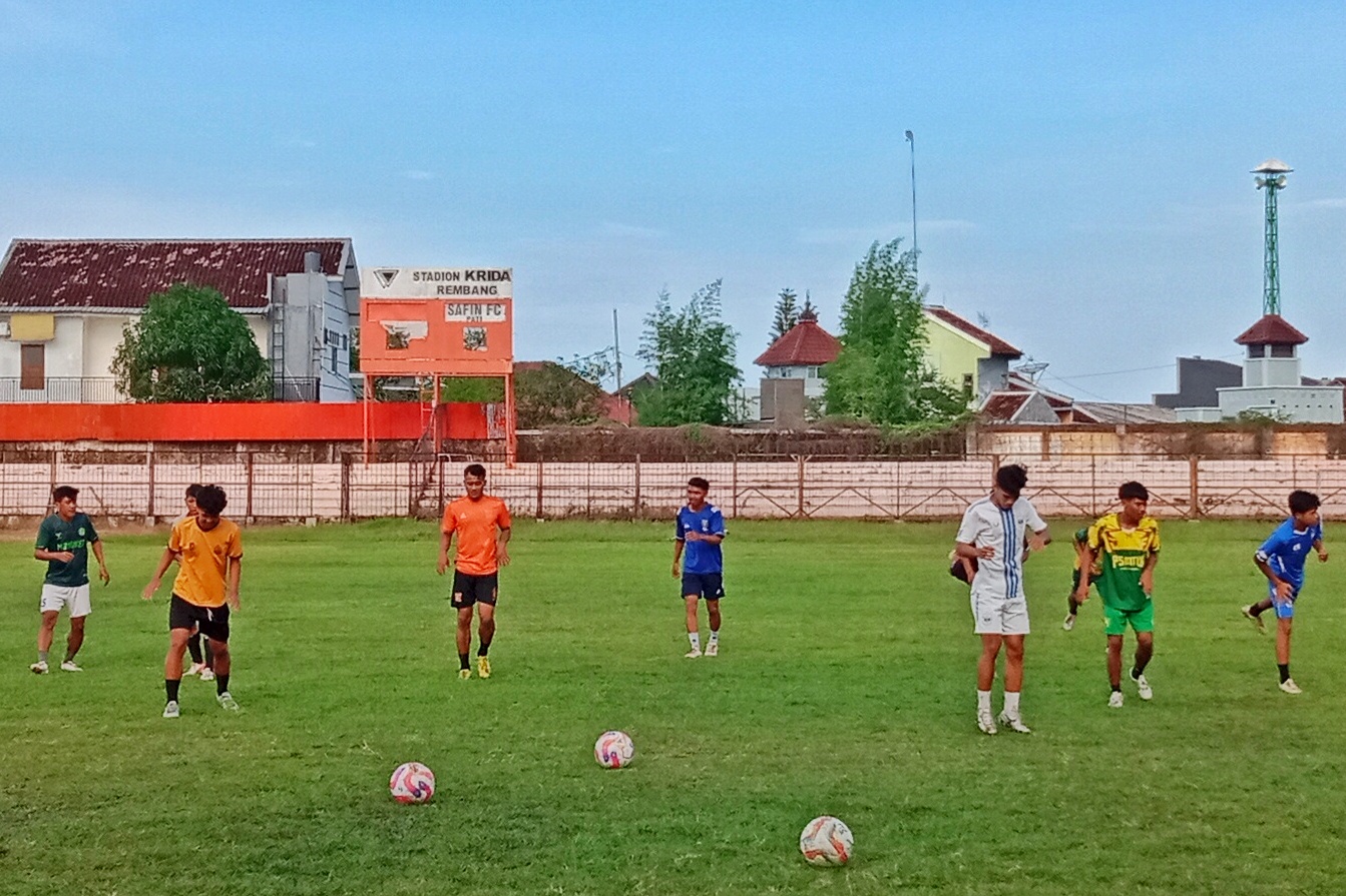 PEMANASAN: Calon pemain PSIR mengikuti seleksi di Stadion Krida Rembang kemarin (23/12). (VACHRI RINALDY L/RADAR PATI)