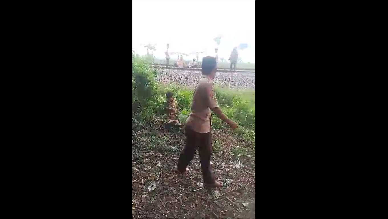 BULLYING: Potongan video salah satu siswa MTs di Kecamatan Gabus, Grobogan, yang memukul dan menendang rekannya. (SCREENSHOT VIDEO)