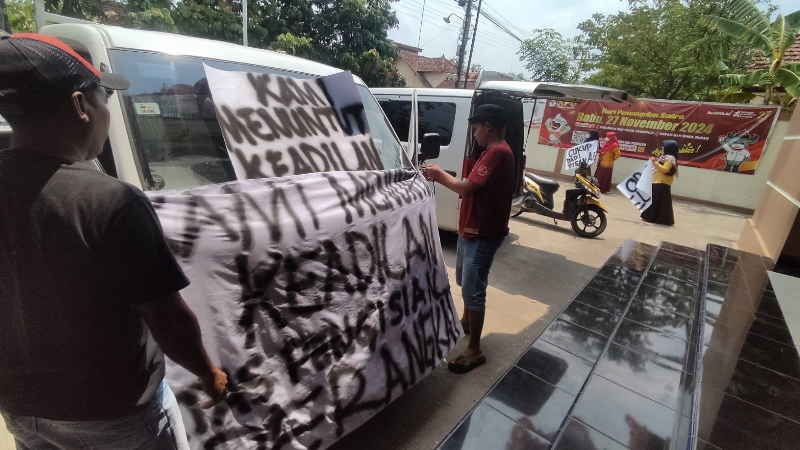 DIDEMO: Warga Tawangharjo, Wedarijaksa mendatangi kantor kades setempat baru-baru ini. (ANDRE FAIDHIL FALAH/RADAR PATI)