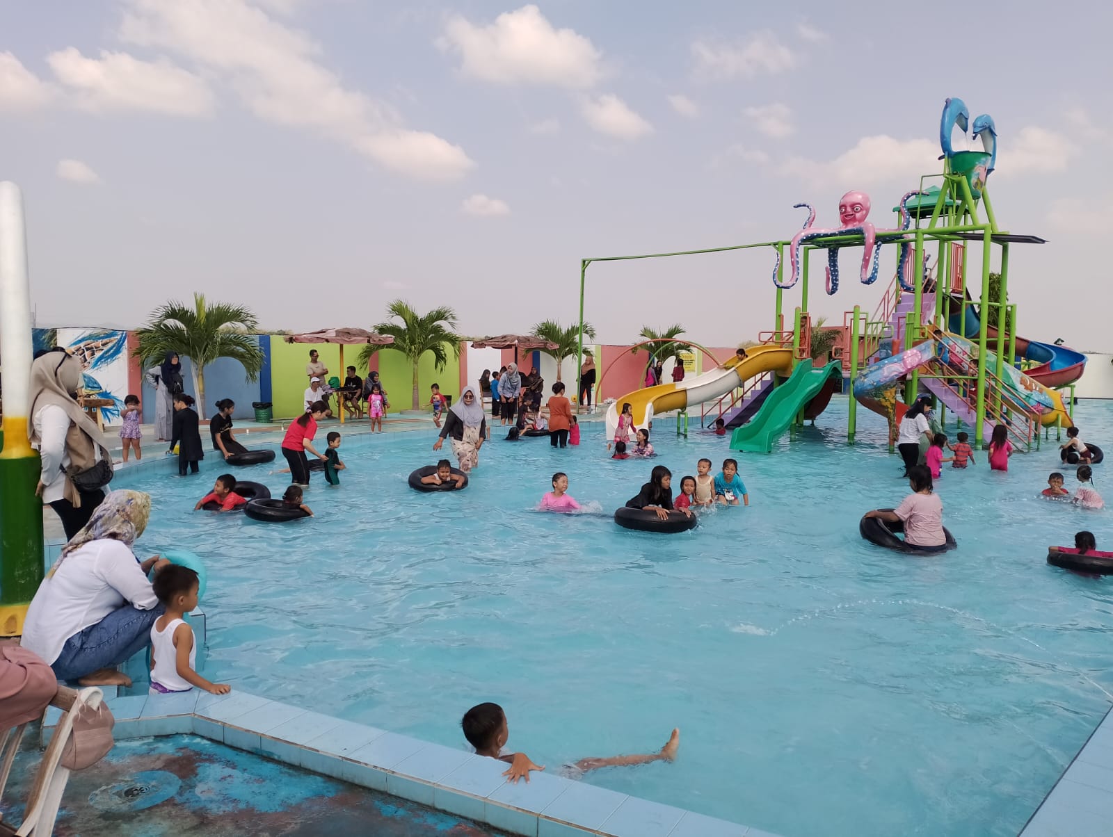 Anak-anak tampak menikmati kolam renang 2 Putri di Desa Sokopuluhan Kecamatan Pucakwangi Pati di momen libur natal dan tahun baru. (ACHMAD ULIL ALBAB/RADAR KUDUS)