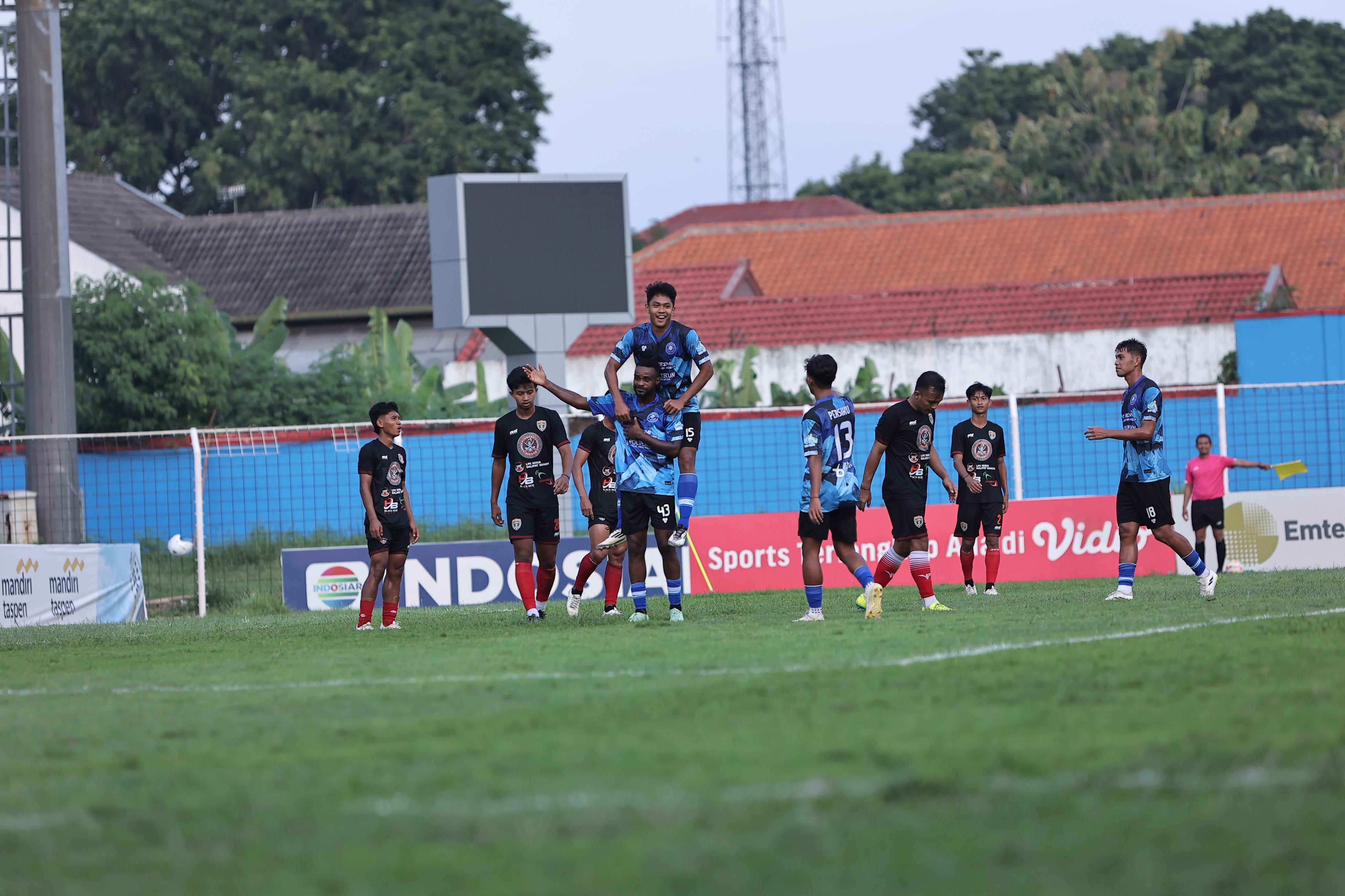 BERBENAH: Striker Persiku asal Ghana, Richard Gadze saat mengikuti uji coba melawan Persinga Ngawi. (PERSIKU KUDUS UNTUK RADAR PATI)