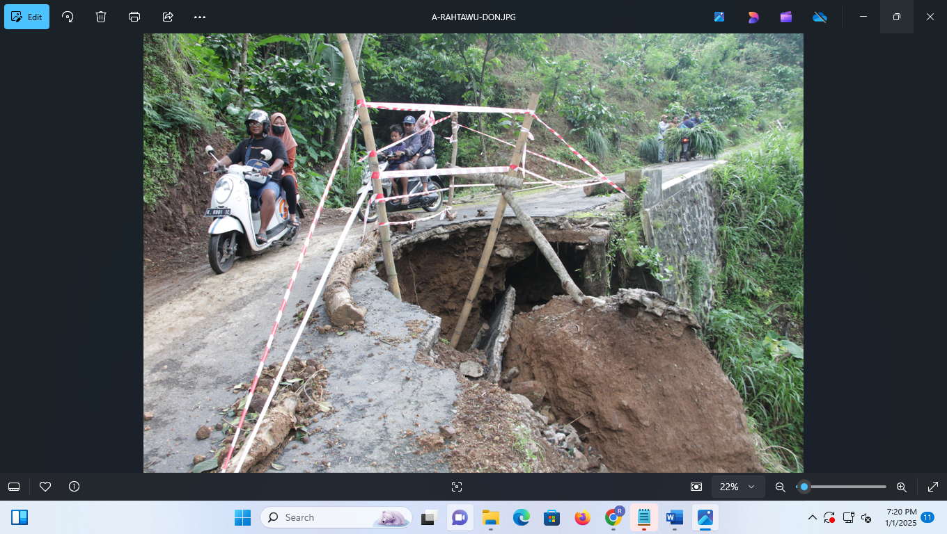AMBLES: Kondisi Jalan RT 1/4 Dusun Semliro Desa Rahtawu, Kecamatan Gebog, Kudus yang ambles. (DONNY SETYAWAN/RADAR PATI)