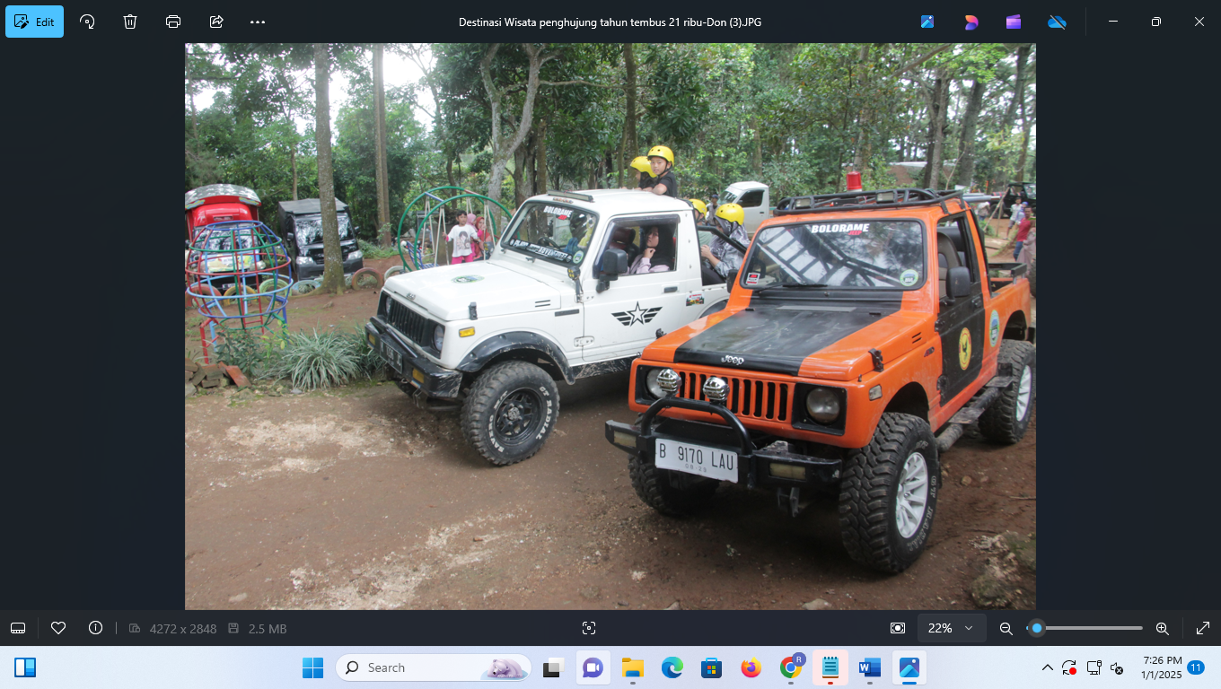 UJI ADRENALIN: Pengunjung wisata mencoba Jeep Adventure untuk menjelajahi Muria. Ada juga pengunjung memilih menikmati naik kuda dengan nuansa alam hutan pohon pinus. (DONNY SETYAWAN/RADAR PATI)