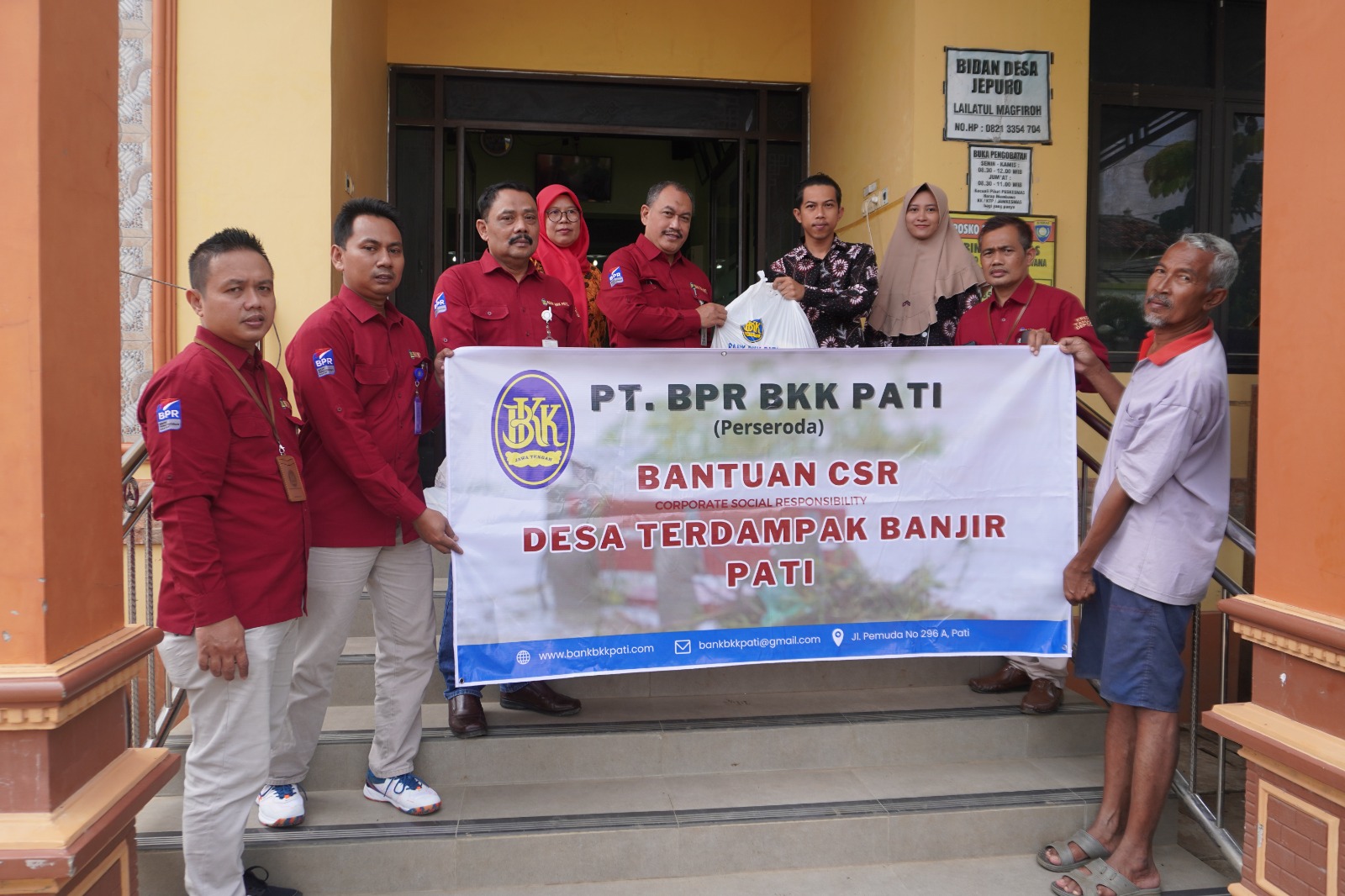 PT BPR BKK Pati (Perseroda) saat melakukan kegiatan Tanggung Jawab Sosial Lingkungan atau CSR untuk masyarakat Kabupaten Pati. (BPR BKK PATI UNTUK RADAR KUDUS)