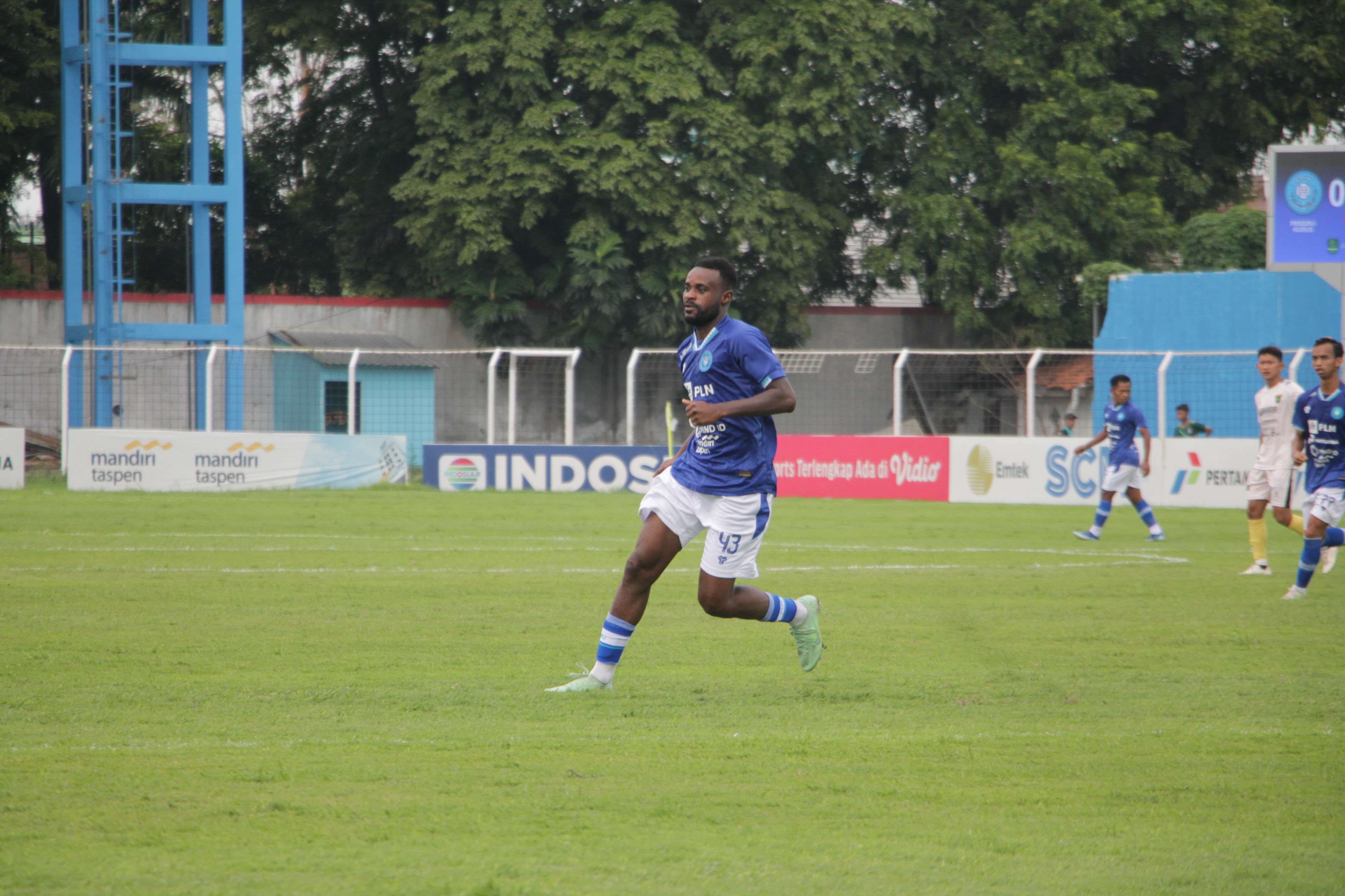 DEBUT PERDANA: Richard Gadze (kanan) berebut bola dengan pemain Persikas saat bermain di Stadion Wergu Wetan pada Sabtu (4/01). (PERSIKU UNTUK RADAR KUDUS)