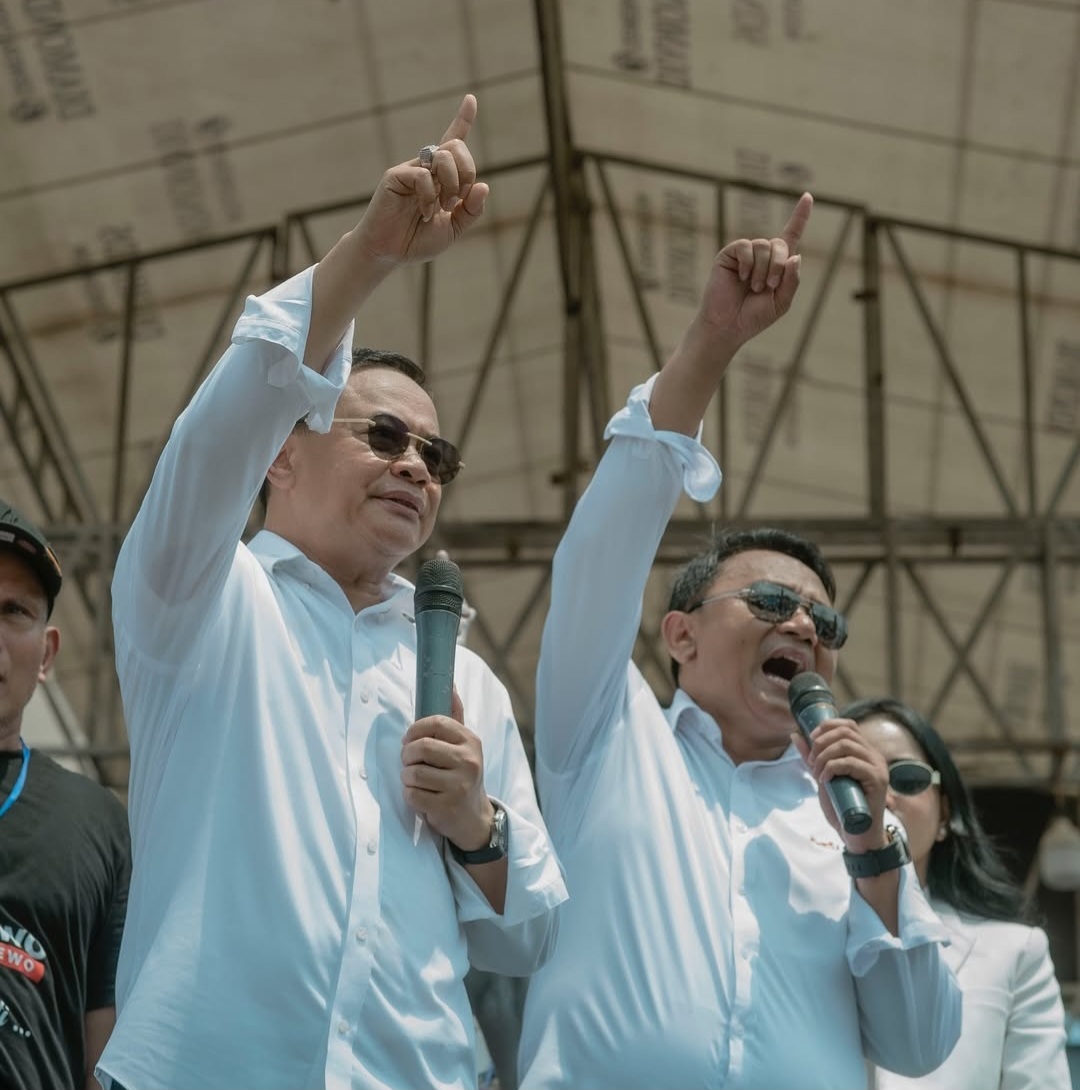 Calon Bupati Pati terpilih Sudewo bersama wakilnya Risma Ardi Chandra saat berkampanye di Pilkada 2024. (ANDRE F/RADAR KUDUS)