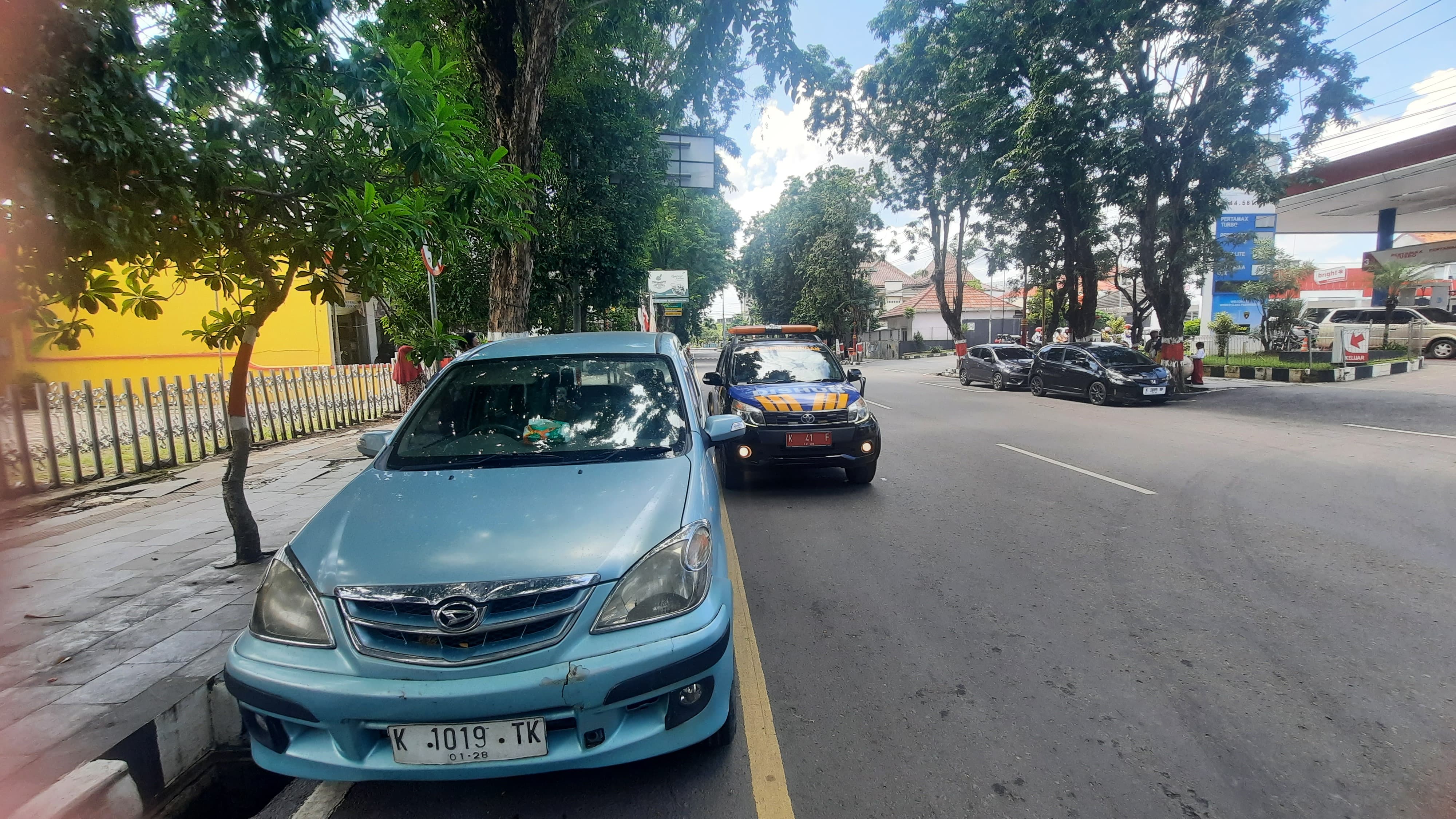 Dishub Grobogan saat turun ke Jalan R Suprapto tepatnya depan kantor BNI Grobogan menertibkan kendaraan yang parkir di jalur sepeda atau larangan parkir. (INTAN MAYLANI SABRINA/RADAR KUDUS)