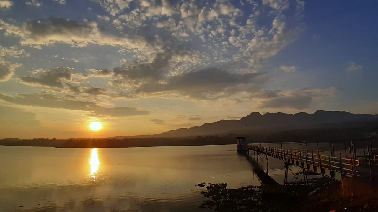 Pemandangan Waduk Seloromo Gembong yang merupakan peninggalan dari zaman kolonialisme Belanda. (ACHMAD ULIL ALBAB/RADAR KUDUS)
