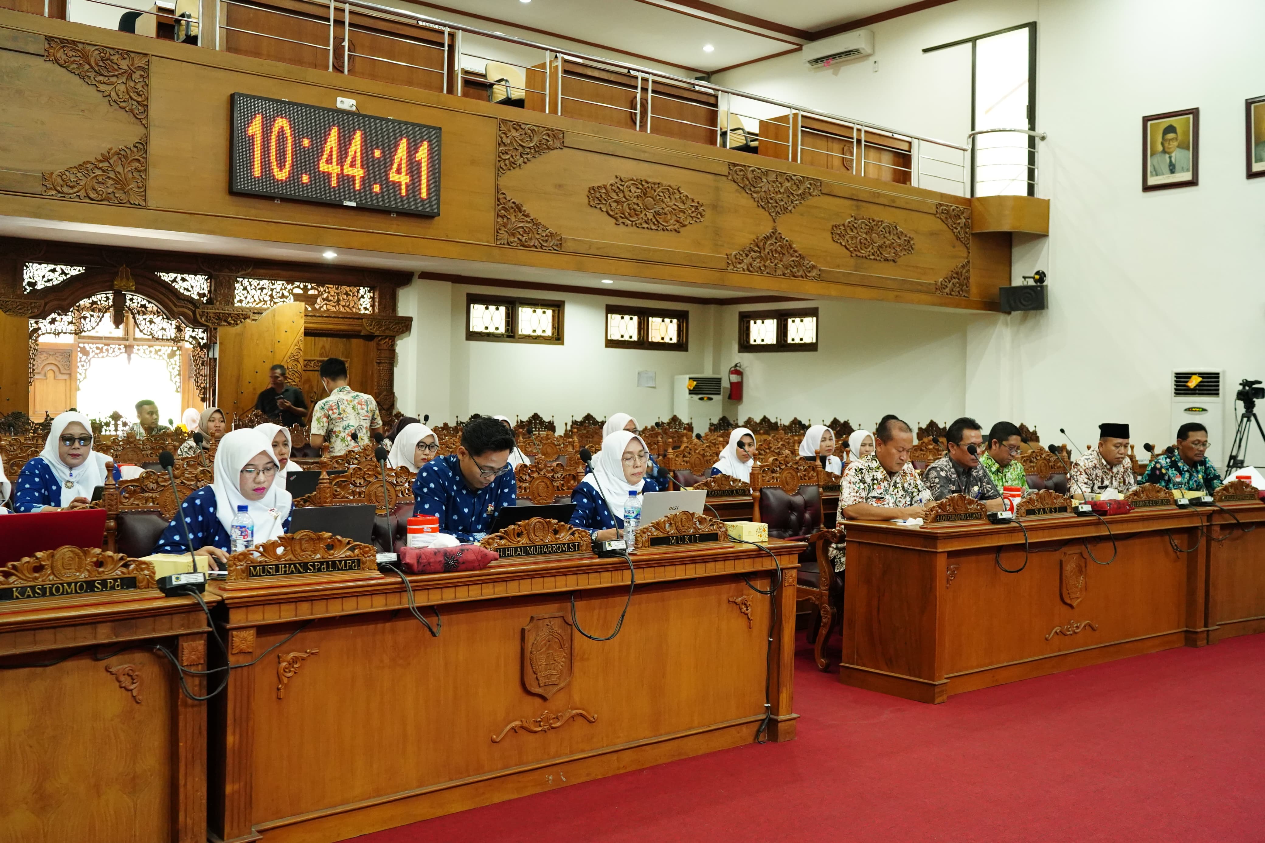 Sejumlah perwakilan guru PAUD saat audiensi bersama Komisi D DPRD Kabupaten Pati, Selasa (7/1). (DPRD PATI UNTUK RADAR KUDUS)