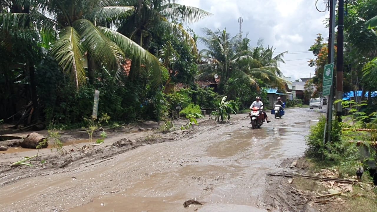 BERLUMPUR: Kondisi ruas Jalan Tayu - Puncel yang mengalami kerusakan parah di titik Desa Alasdowo Kecamatan Dukuhseti belum lama ini.  (WARGA UNTUK RADAR PATI)