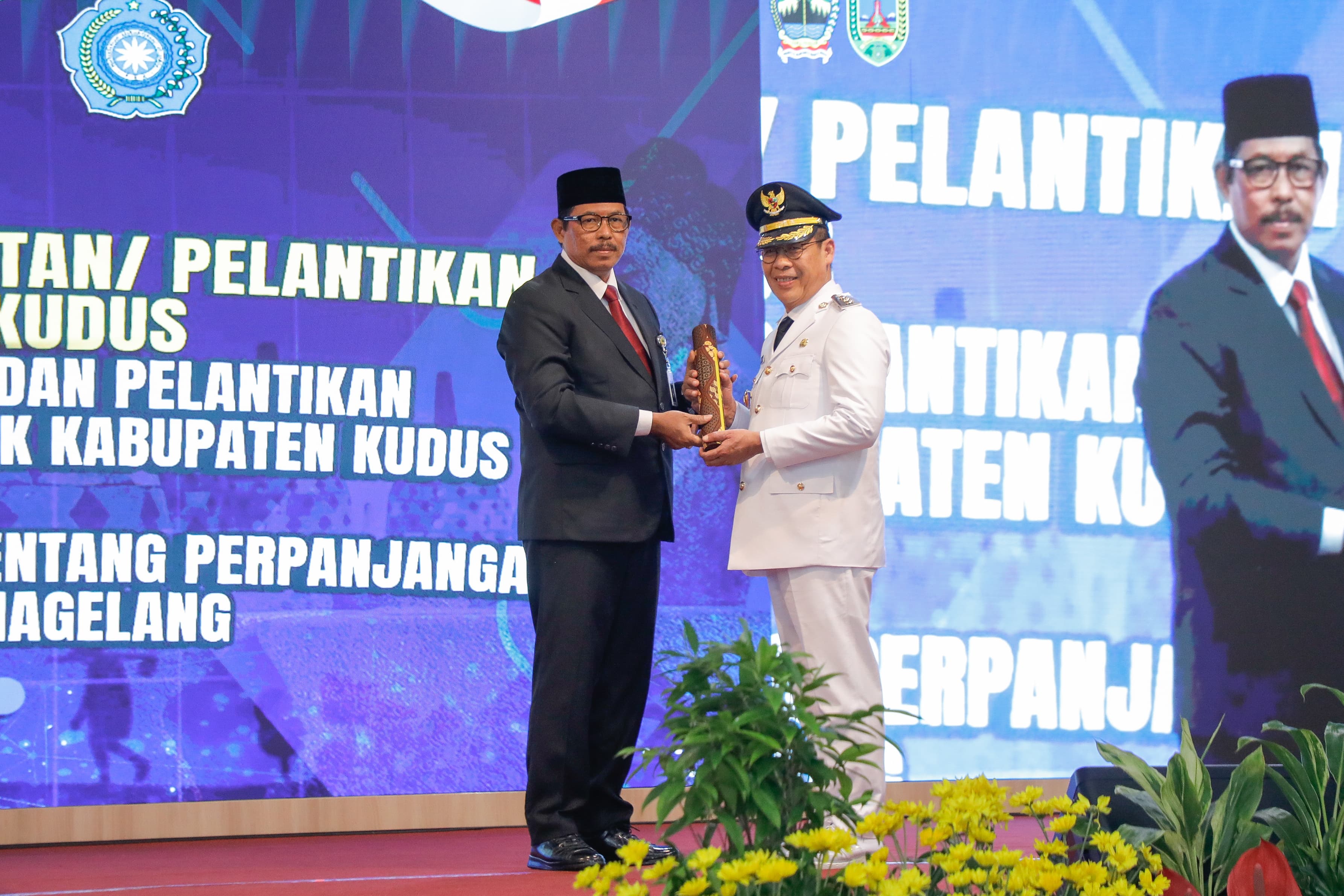 SELAMAT: Penjabat (Pj) Gubernur Jawa Tengah Nana Sudjana melantik Direktur LHKPN KPK Herda Helmijaya sebagai Pj Bupati Kudus di Kota Semarang pada Senin (13/1). (PEMPROV JATENG UNTUK RADAR KUDUS)  &nbsp;