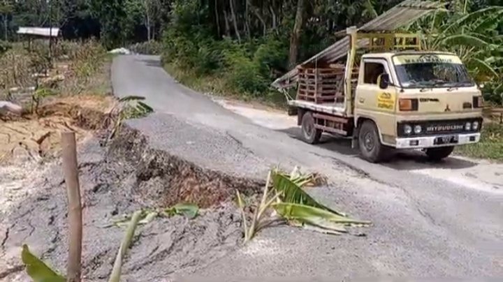 Kondisi jalan yang penghubung Pati - Blora - Grobogan yang longsor lagi usai diguyur hujan.(WARGA UNTUK RADAR KUDUS)