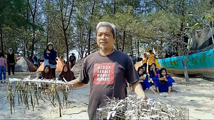 PELOPORI: Achmad Rif&rsquo;an, Ketua Karangtaruna Rembang bersama peserta Jambore CIGPro 2024 di kawasan pantai Pasar Banggi. (ACHMAD RIF&rsquo;AN UNTUK RADAR PATI)