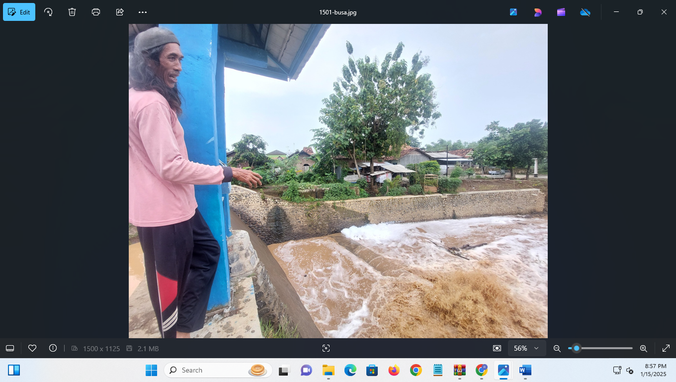 TERCEMAR: Kunarso menunjukkan busa yang berada di Sungai Bibis Margorejo (15/1).  (ANDRE FAIDHIL FALAH/RADAR PATI)