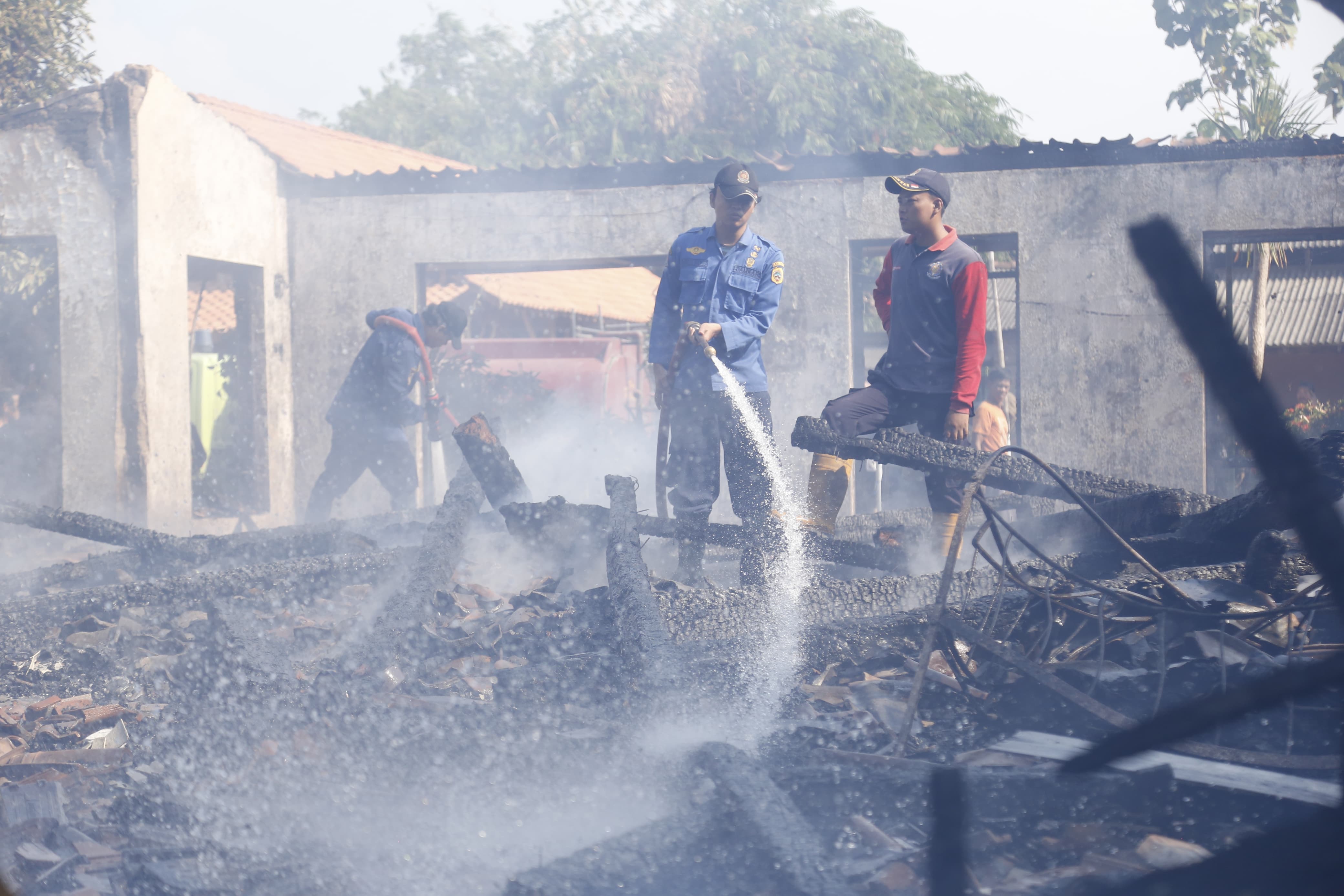 Salah satu kasus kebakaran rumah warga di Desa/Kecamatan Dukuhseti akibat konsleting listrik pada tahun 2024 lalu.  (TIM DAMKAR UNTUK RADAR PATI)