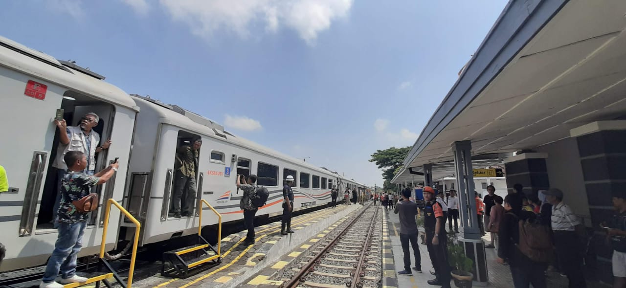 REBORN: KA Sancaka Utara saat berhenti diStasiun Gambringan pada Desember 2019 lalu. (HUMAS PT KAI DAOP 4 SEMARANG UNTUK RADAR KUDUS)