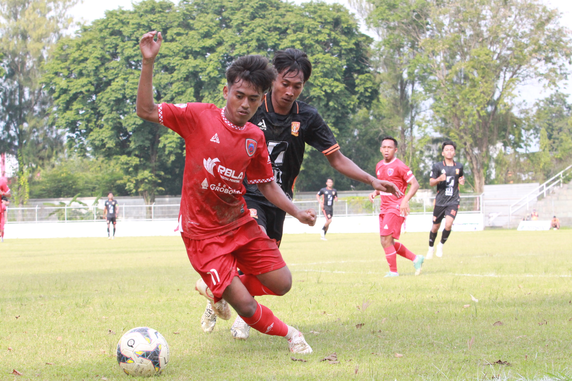 Pemain Persipur Purwodadi bersama PSIR Rembang berebut bola dalam kejuaraan Liga 4 Asprov PSSI Jawa Tengah di lapangan stadion Krida Bhakti Purwodadi. (SIROJUL MUNIR/RADAR KUDUS)