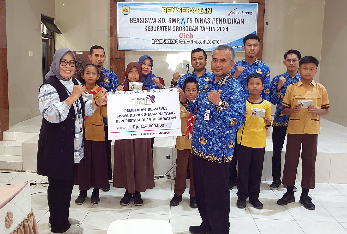 DISERAHKAN: Bank Jateng Cabang Purwodadi saat menyerahkan bantuan stimulan ke sejumlah ATS. (INTAN MAYLANI SABRINA/RADAR PATI)