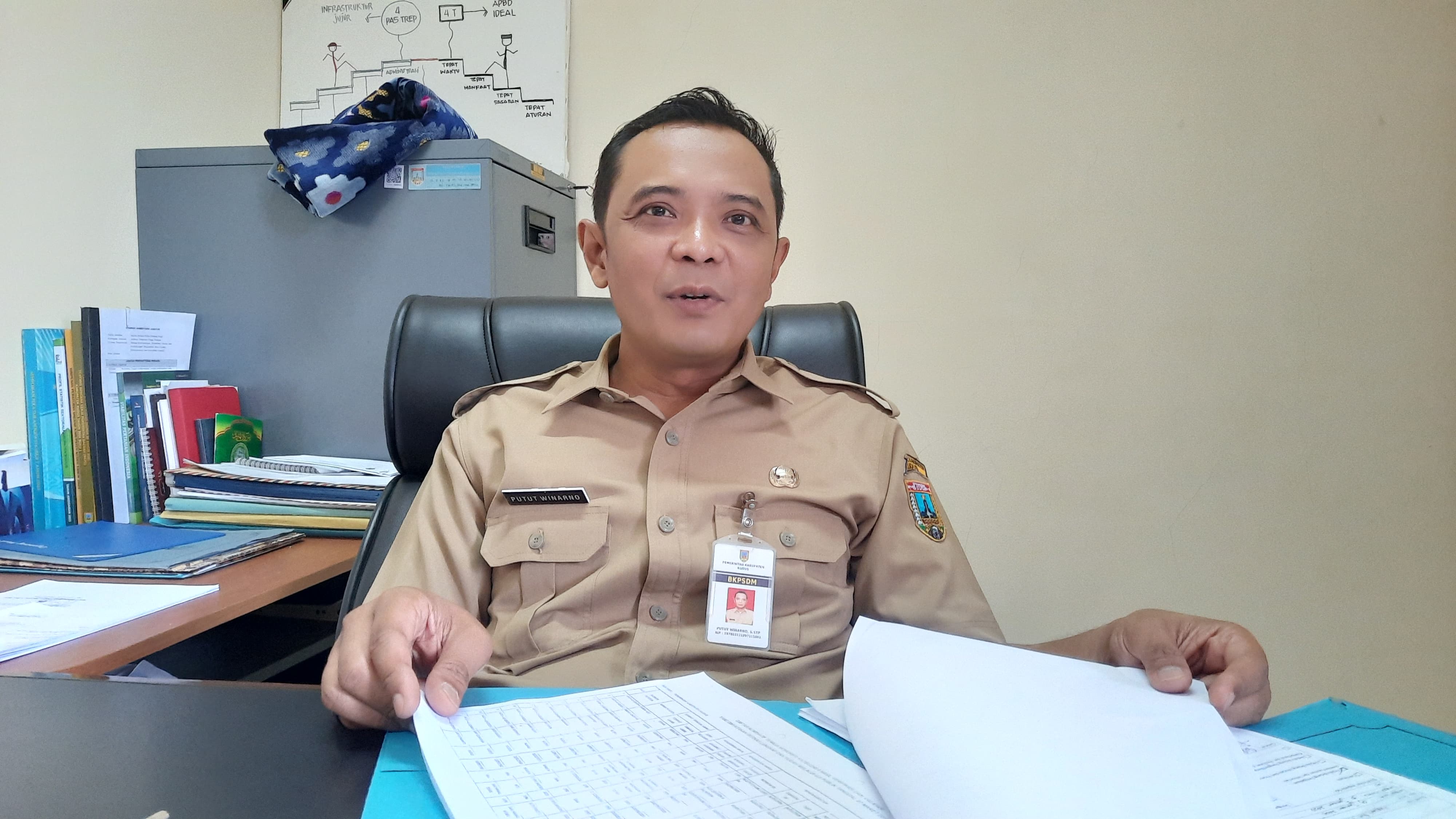 KLARIFIKASI: Kepala BKPSDM Putut Winarno. (INDAH SUSANTI/RADAR PATI)