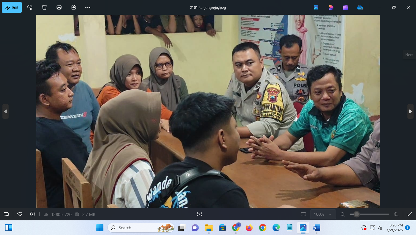 RAMAI: Warga Desa Tanjungrejo, Margoyoso berkumpul di balai desa setempat belum lama ini. (ANDRE FAIDHIL FALAH/RADAR PATI)