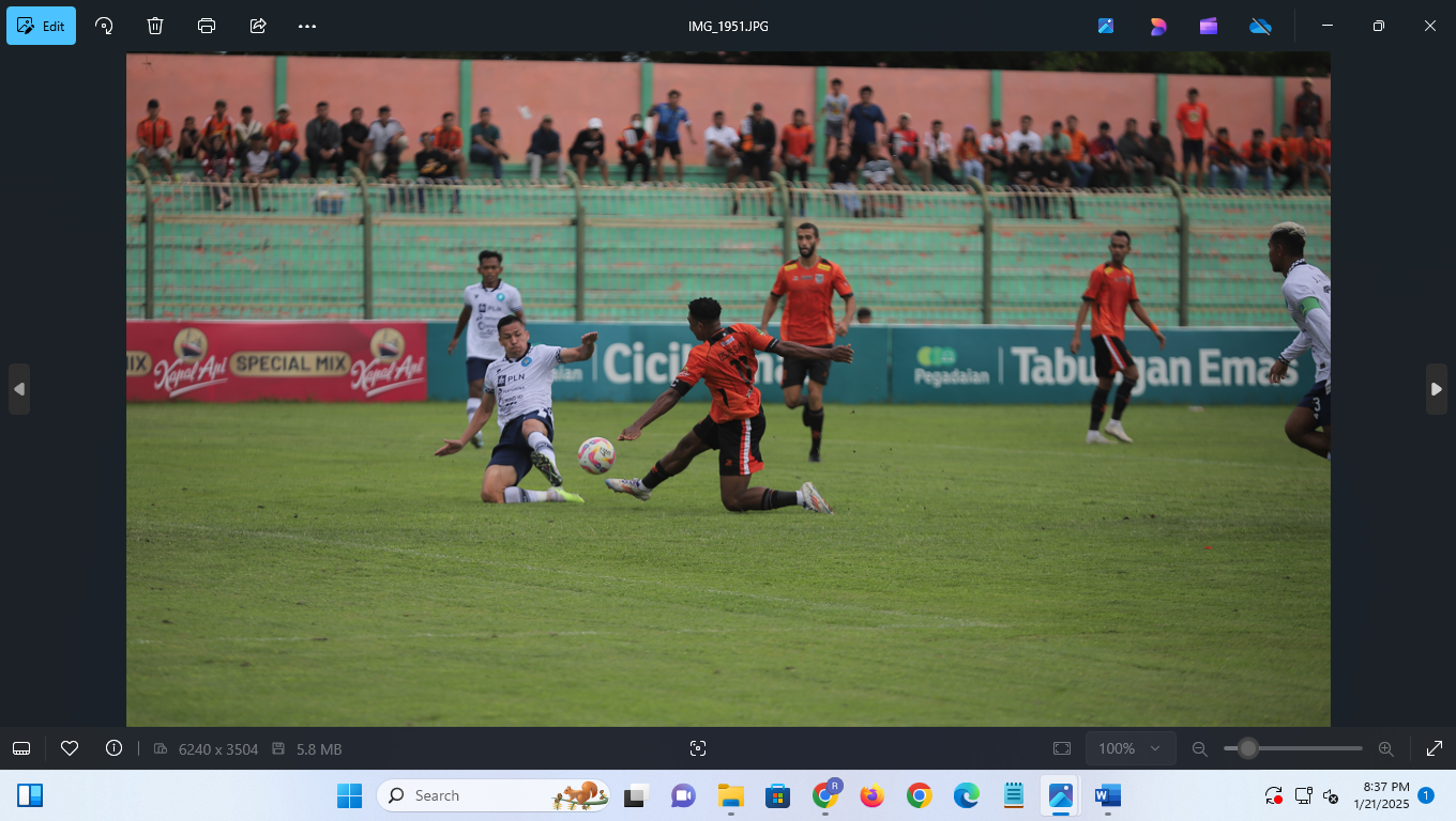 TAK PUAS: Bek Persiku Murod (kiri) mencoba mengeblok tendangan striker Persibo Osas Saha (kanan). (YUAN RADAR BOJONEGORO)