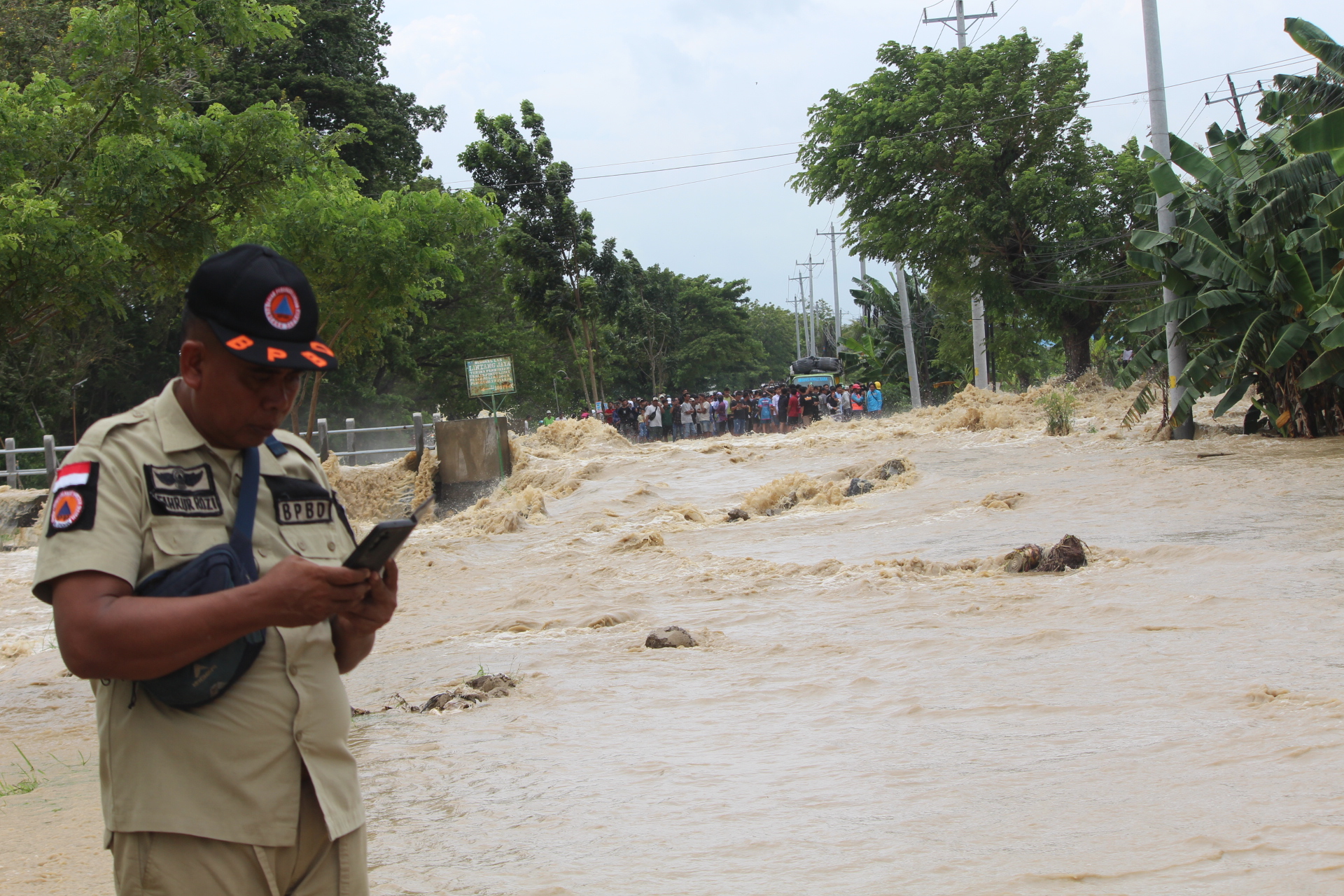 DIALIHKAN: Kondisi Jalan Purwodadi &ndash; Semarang tepatnya di Desa Tinanding, Kecamatan Godong, putus atau tidak bisa dilewati karena jebolnya tanggul sungai Tuntang, kemarin.