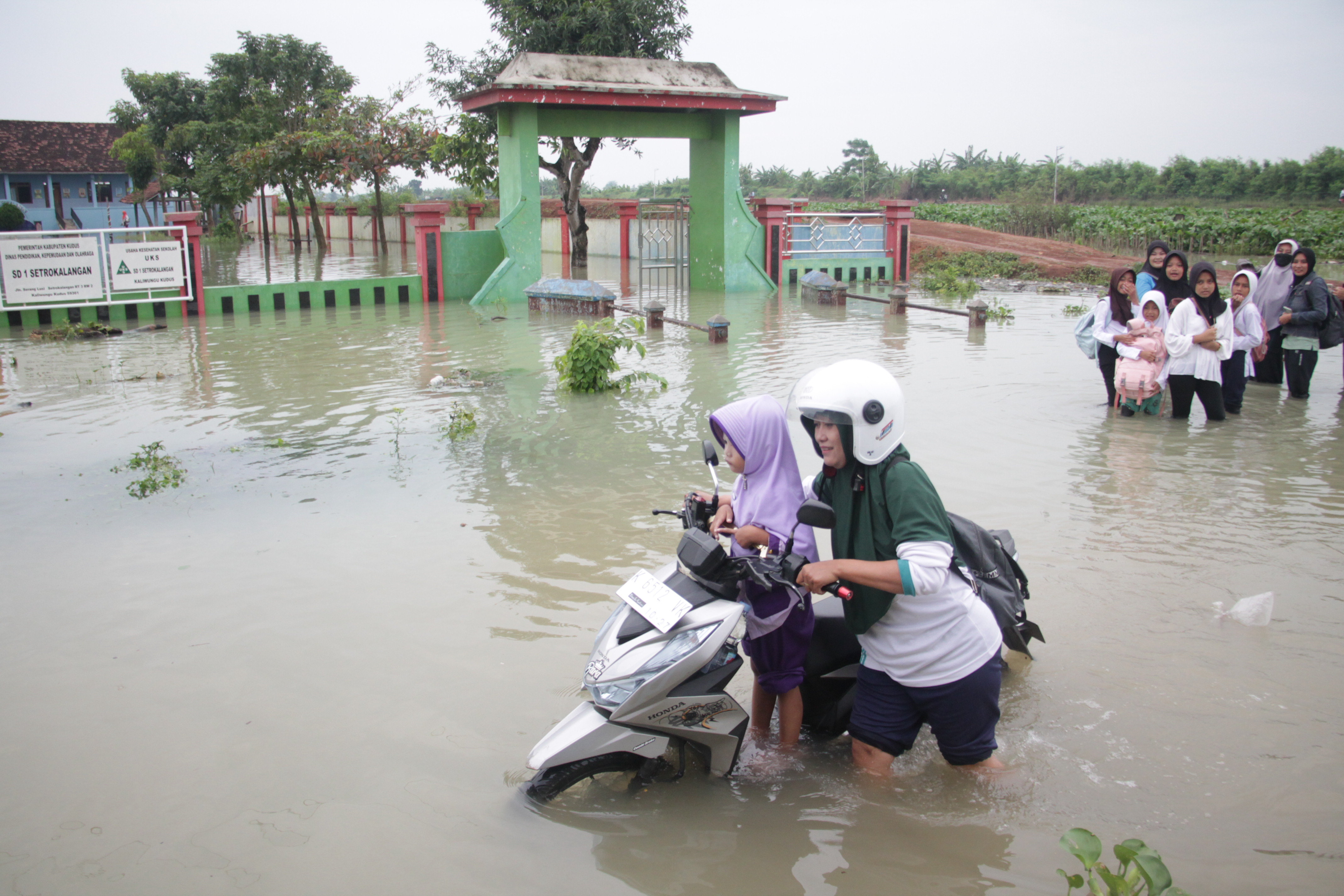 BANJIR: Akses ke beberapa sekolah di Desa Setrokalangan, Kecamatan Kaliwungu, Kudus, tertutup banjir (23/1). (ANDIKA TRISNA SAPUTRA/RADAR PATI)