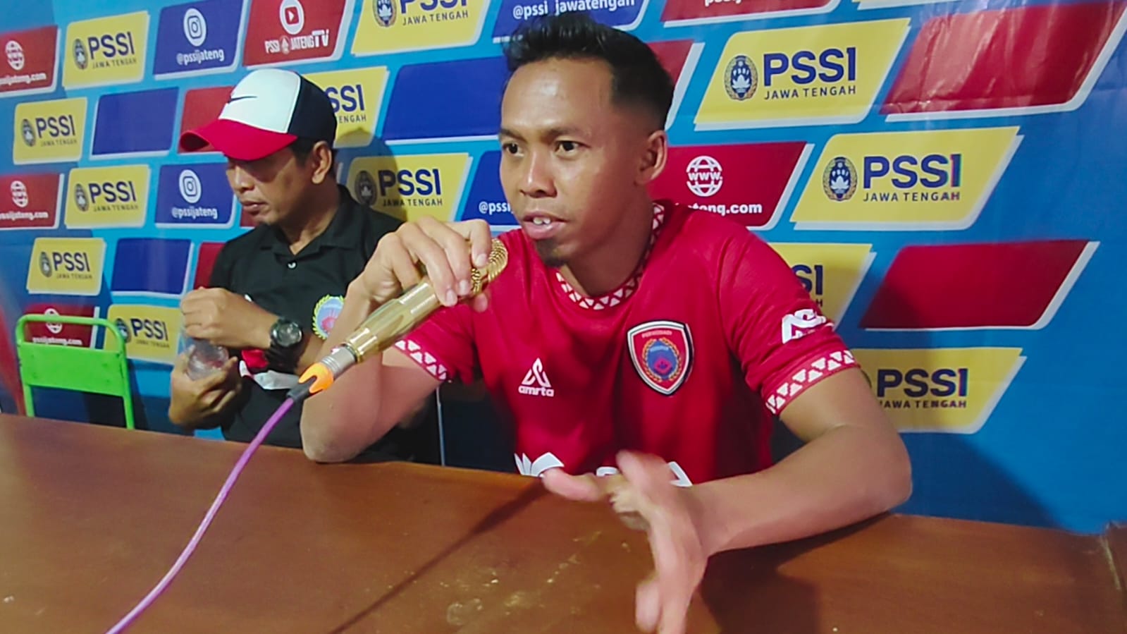 KETERANGAN - Frangky Mahendra pemain Persipur Purwodadi dan Pelatih Wahyu Teguh berikan keterangan usai kalah 0-3 dengan Persika di stadion Krida Bhakti Purwodadi, kemarin.