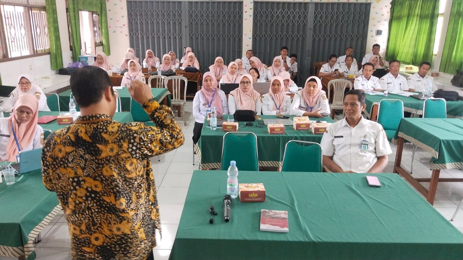 SMAN 1 Donorojo Jepara dibekali penulisan karya ilmiah.
