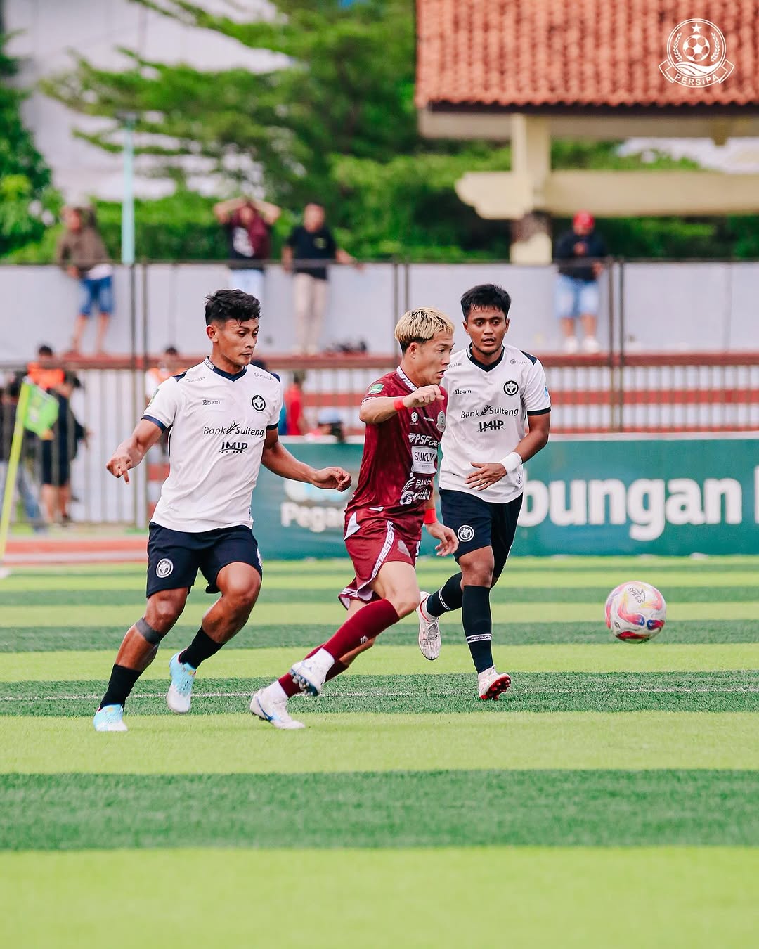 Pemain Persipa Pati dikepung pemain Persipal Palu dalam laga playoff Liga 2 di Stadion Joyokusumo, Senin (20/1). (ACHMAD ULIL ALBAB/RADAR PATI)