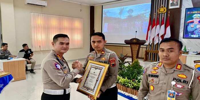 PENGHARGAAN: Satlantas Polres Grobogan saat menerima penghargaan Juara 1 Pospam Natal 2024 dan Tahun Baru 2025 Terbaik, berlokasi di Polres Kudus.
