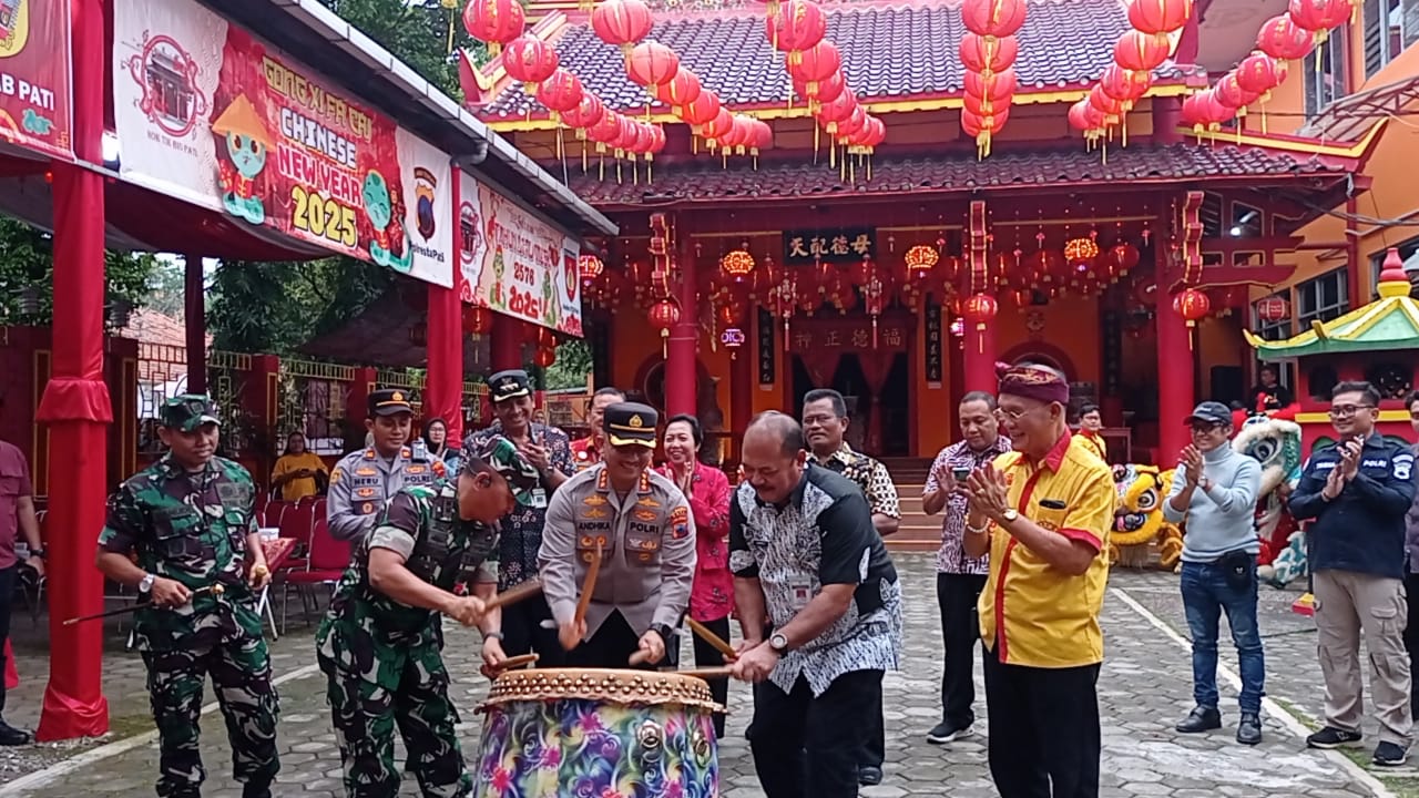 MERIAH: Semarak acara pembukaan Pasar Imlek di Kelenteng Hok Tik Bio Pati. (ACHMAD ULIL ALBAB/RADAR KUDUS)