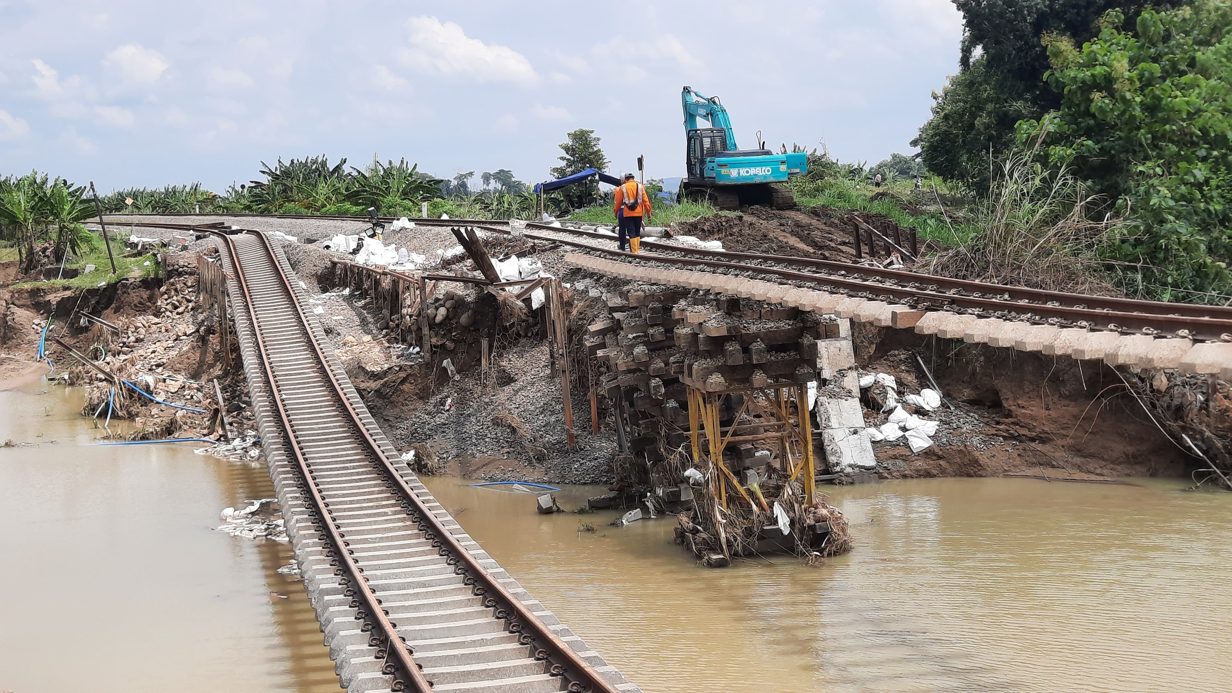 SEPI: Kondisi rel jalur KA di Km 32+5/7 antara Stasiun Gubug dan Stasiun Karangjati terlihat sepi penanganan. (INTAN MAYLANI SABRINA/RADAR PATI)