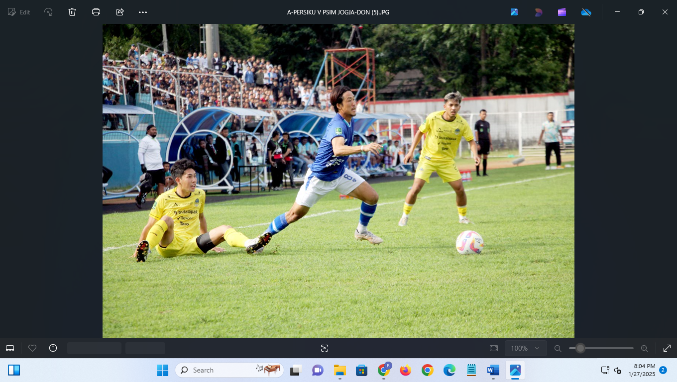DONNY SETYAWAN/ RADAR KUDUS  RECOVERY: Pemain asing Persiku Kudus Renshi Yamaguchi mempertahankan bola dari pemain PSIM di Stadion Wergu.  &nbsp;