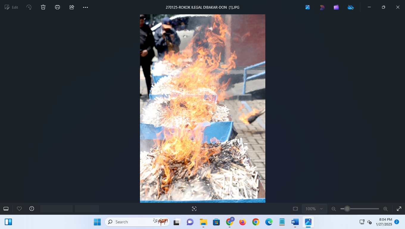 BAKAR ROKOK: Tumpukan batang rokok illegal hasil sitaan Bea Cukai Kudus saat dimusnahkan dengan dibakar. (DONNY SETYAWAN/ RADAR PATI)  &nbsp;  &nbsp;