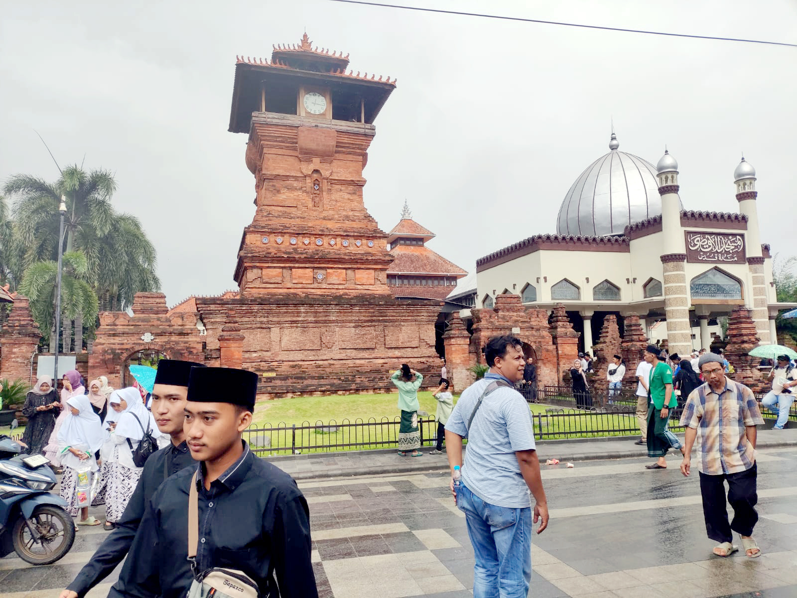 RAMAI: Peziarah melintas di depan Menara Kudus saat libur Isra Miraj (27/1).  &nbsp;