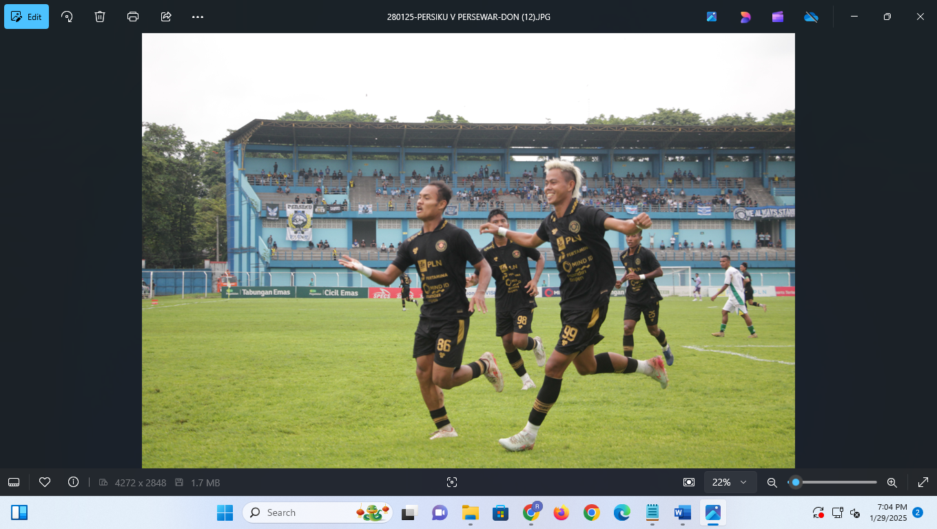 Persiku Kudus merayakan kemenangan usai kalahkan Persewar di Stadion Wergu Wetan Kudus Selasa (28/1).