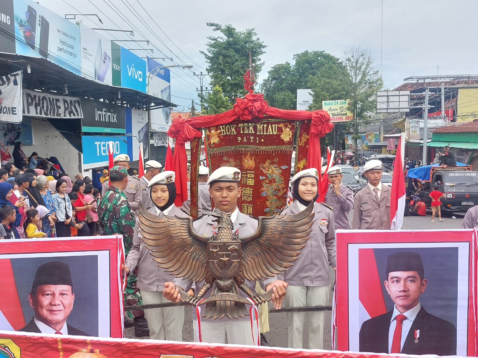 BERSIAP: Peserta karnaval imlek ancang-ancang berjalan di Jalan Pemuda Pati, Rabu (29/1). (ANDRE FAIDHIL FALAH/RADAR KUDUS)