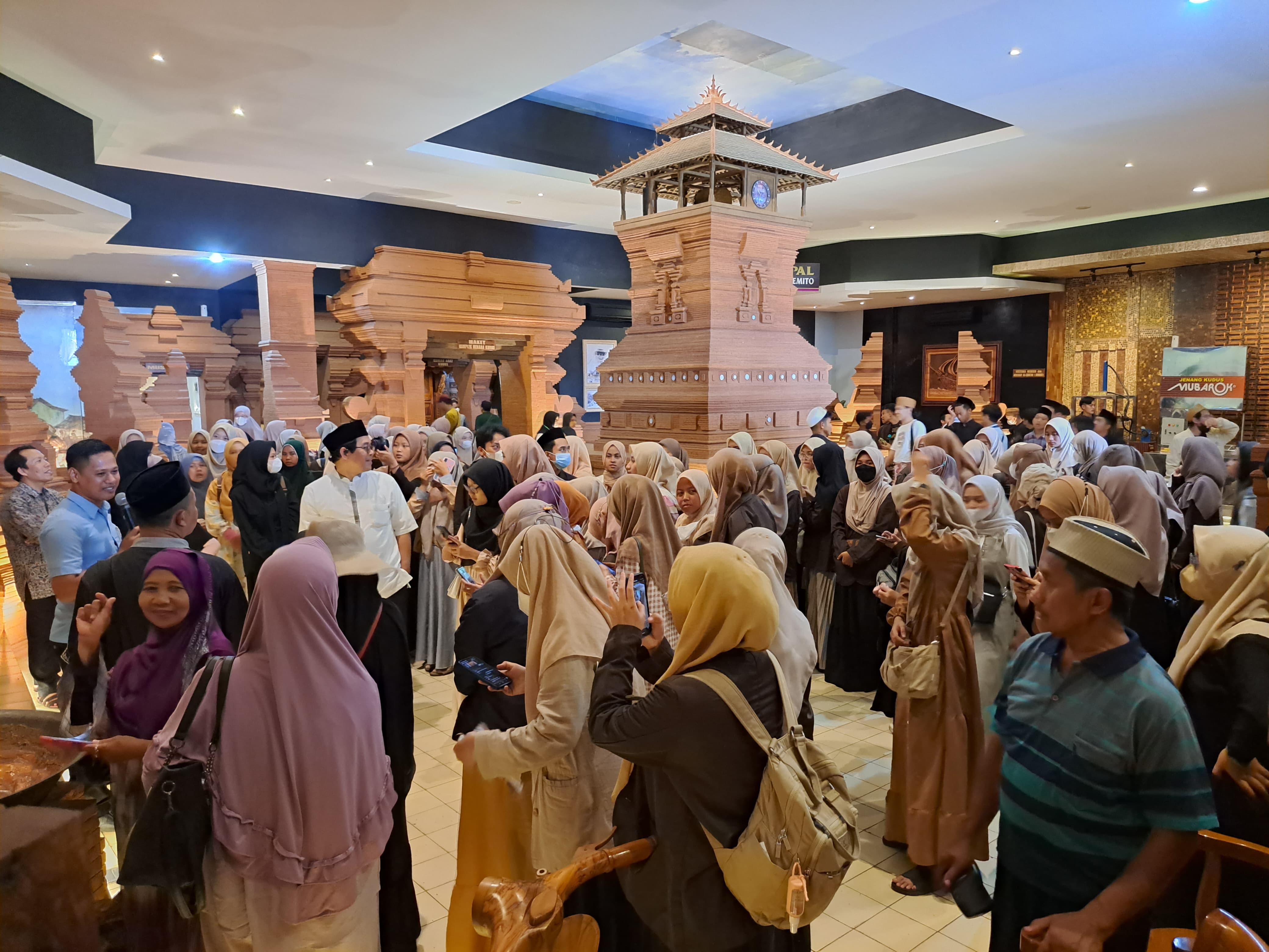 RAMAI: Pengunjung memadati Museum Jenang dan Gusjigang baru-baru ini. (SAMODRA DAHLIYA/RADAR KUDUS)