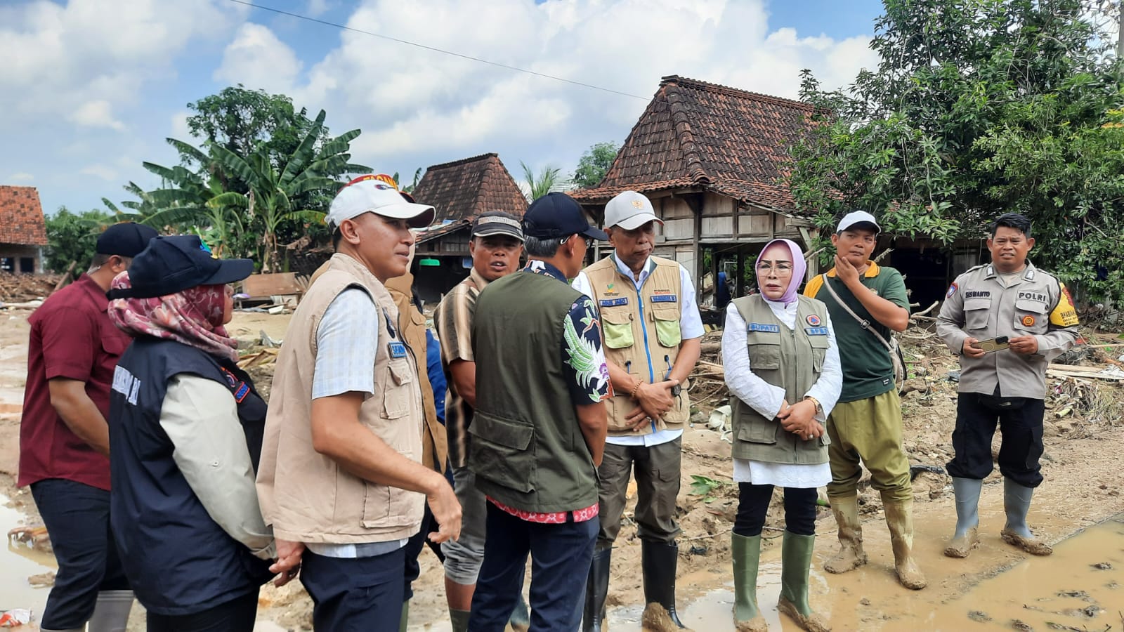 TANGGUL JEBOL: Wamensos RI Agus Jabo meninjau lokasi tanggul jebol di Desa Baturagung, Kecamatan Gubug, Grobogan kemarin (26/1).