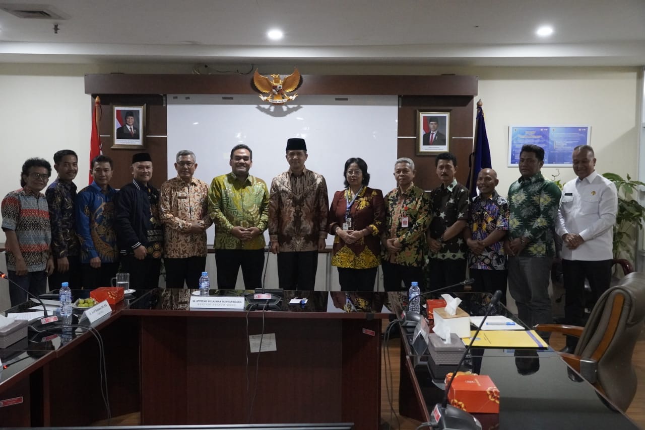 DISKUSI: Bupati Blora Arief Rohman dan OPD bertemu dengan Kementerian Transmigrasi.