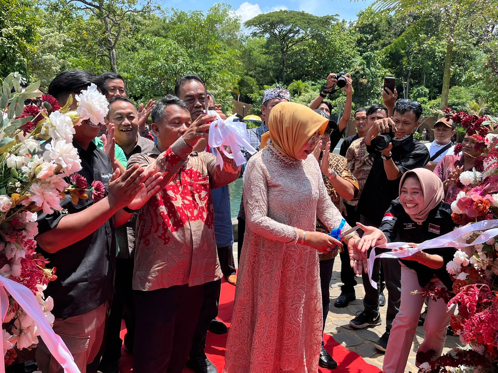 RESMIKAN WISATA: Bupati Grobogan Sri Sumarni didampingi bupati terpilih Setyo Hadi dan wakil bupati terpilih Sugeng Prasetyo serta Kepala Desa Pengaten meresmikan tempat wisata Sendang Keongan.