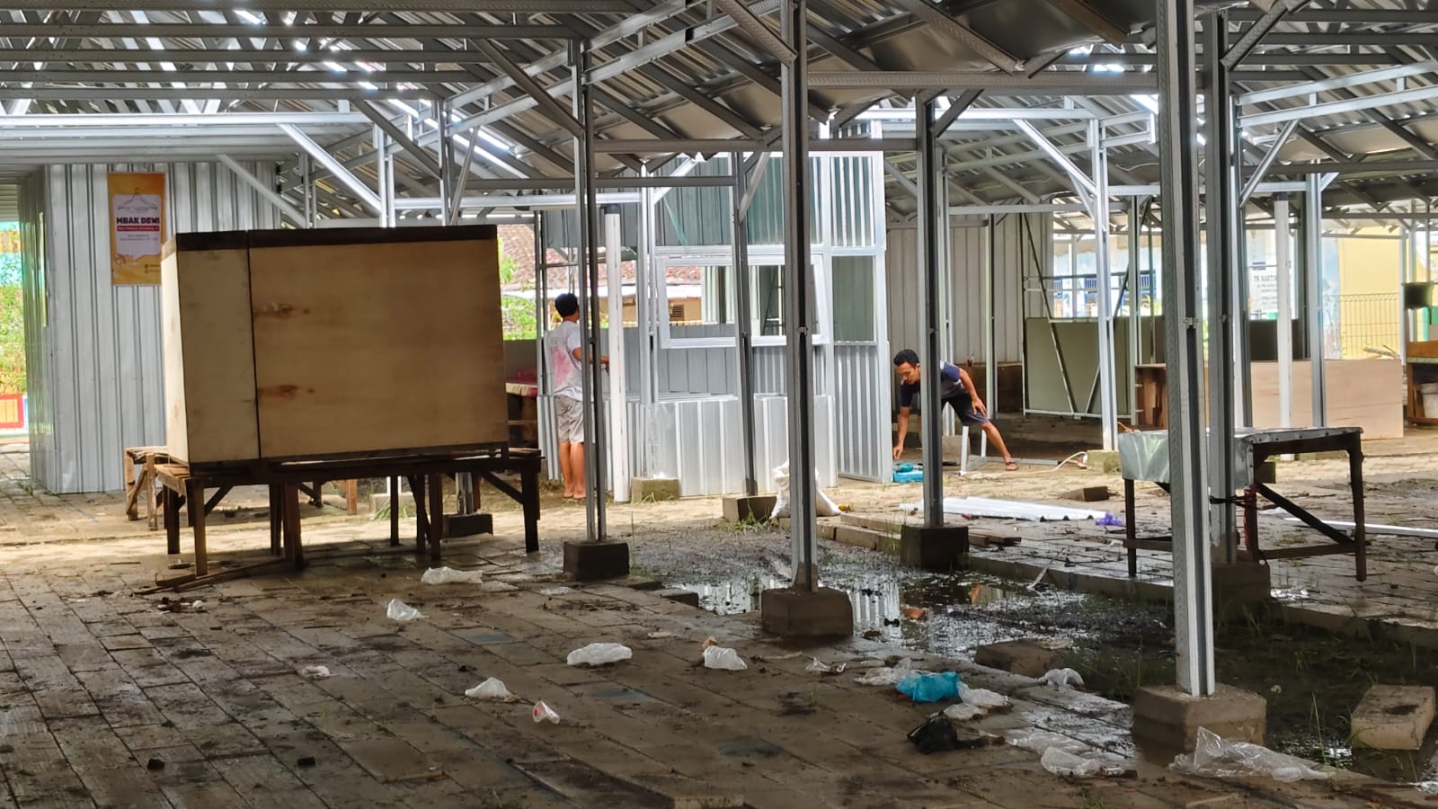 DIBERIKAN SKAT: Pedagang Pasar Gubug menempati lokasi pasar darurat di lapangan Desa/Kecamatan Gubug sudah selesai pembangunannya.