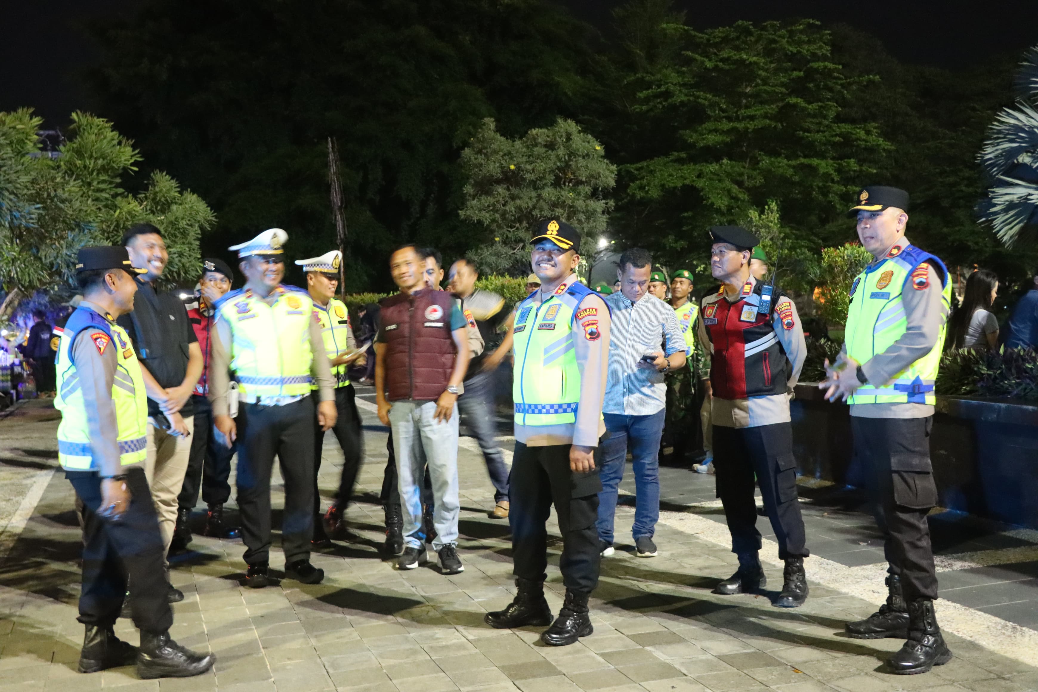 SAPA WARGA: Kapolres Grobogan AKBP Ike Yulianto Wicaksono menyapa warga di Alun-alun Purwodadi untuk menjaga kamtibmas setempat kemarin.