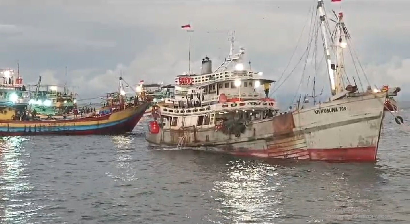 Tangkapan layar kapal trawl yang diduga dari Taiwan dicegat oleh sejumlah kapal dari Juwana. (DOK SOLIDARITAS NELAYAN INDONESIA)